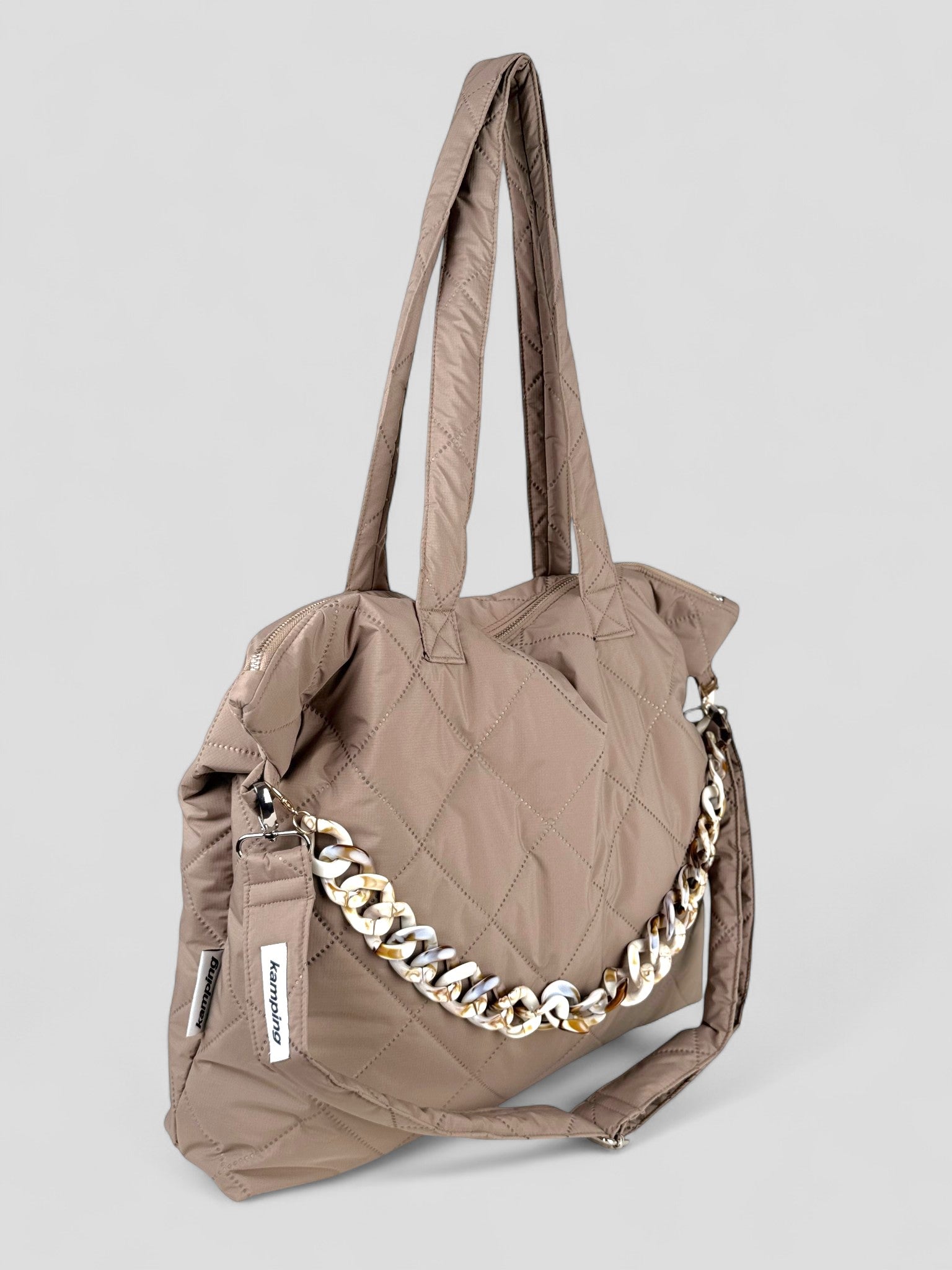 Kamping Studios Shopper beige, Produktfoto mit Schultergurt, Seitenansicht mit Kette