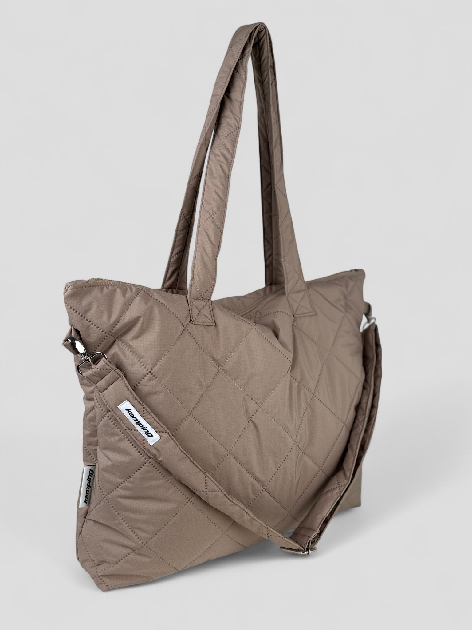 Kamping Studios Shopper beige, Produktfoto mit Schultergurt, Seitenansicht