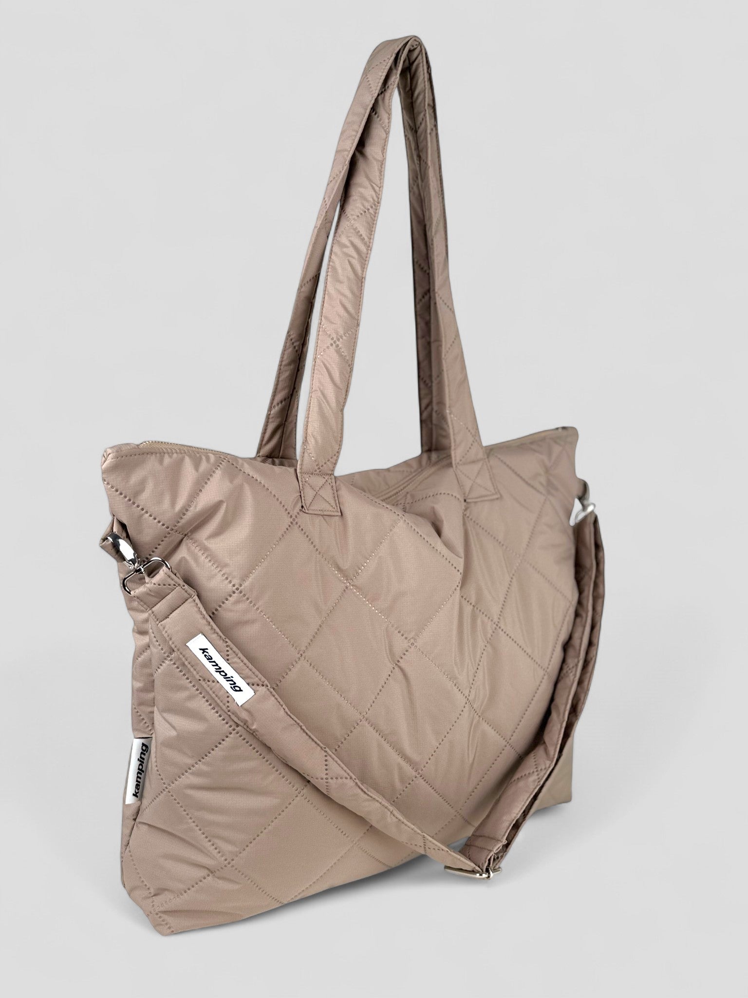 Kamping Studios Shopper beige, Produktfoto mit Schultergurt, Seitenansicht