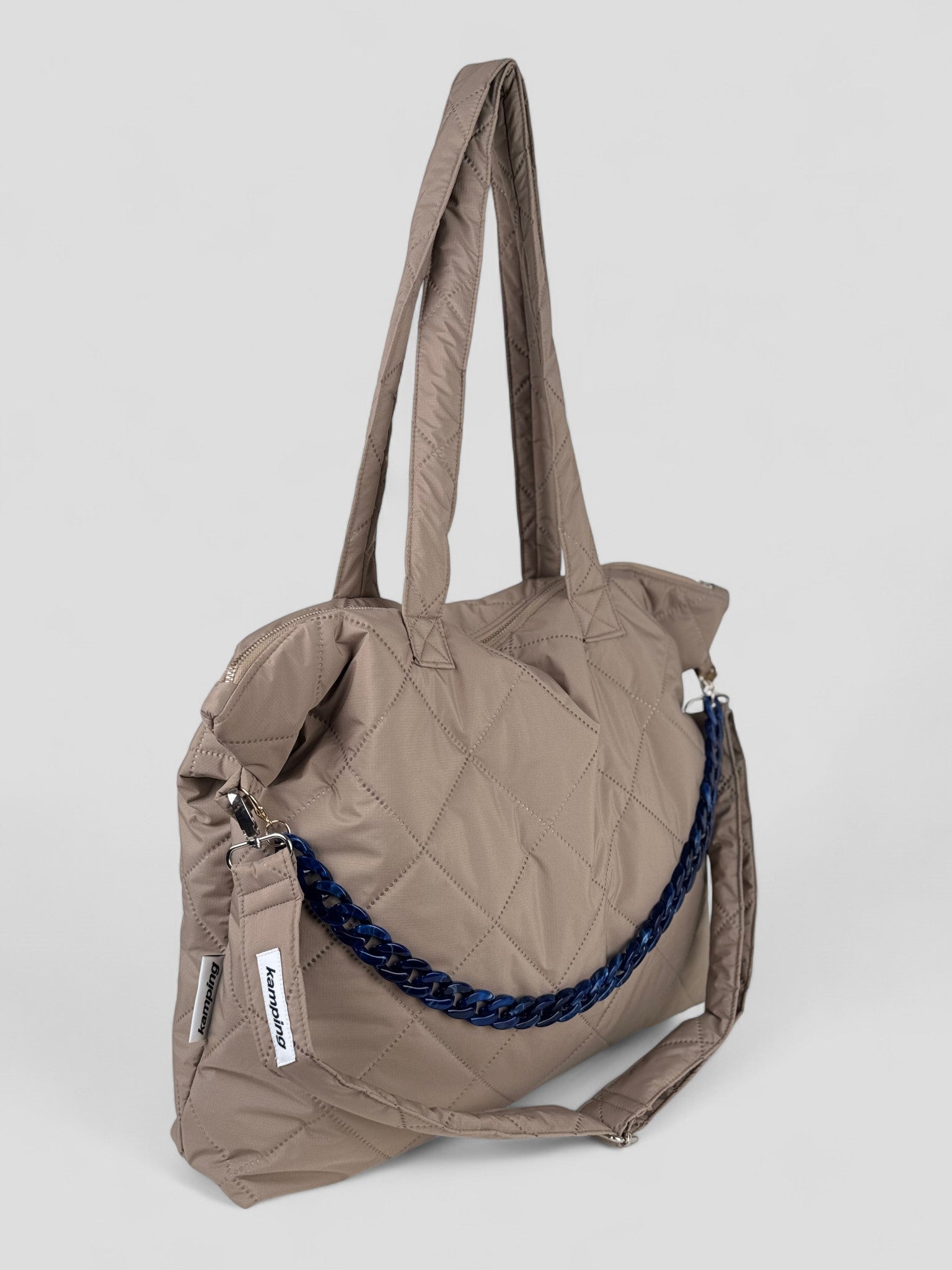 Kamping Studios Shopper beige, Produktfoto mit Schultergurt und Kette, Seitenansicht