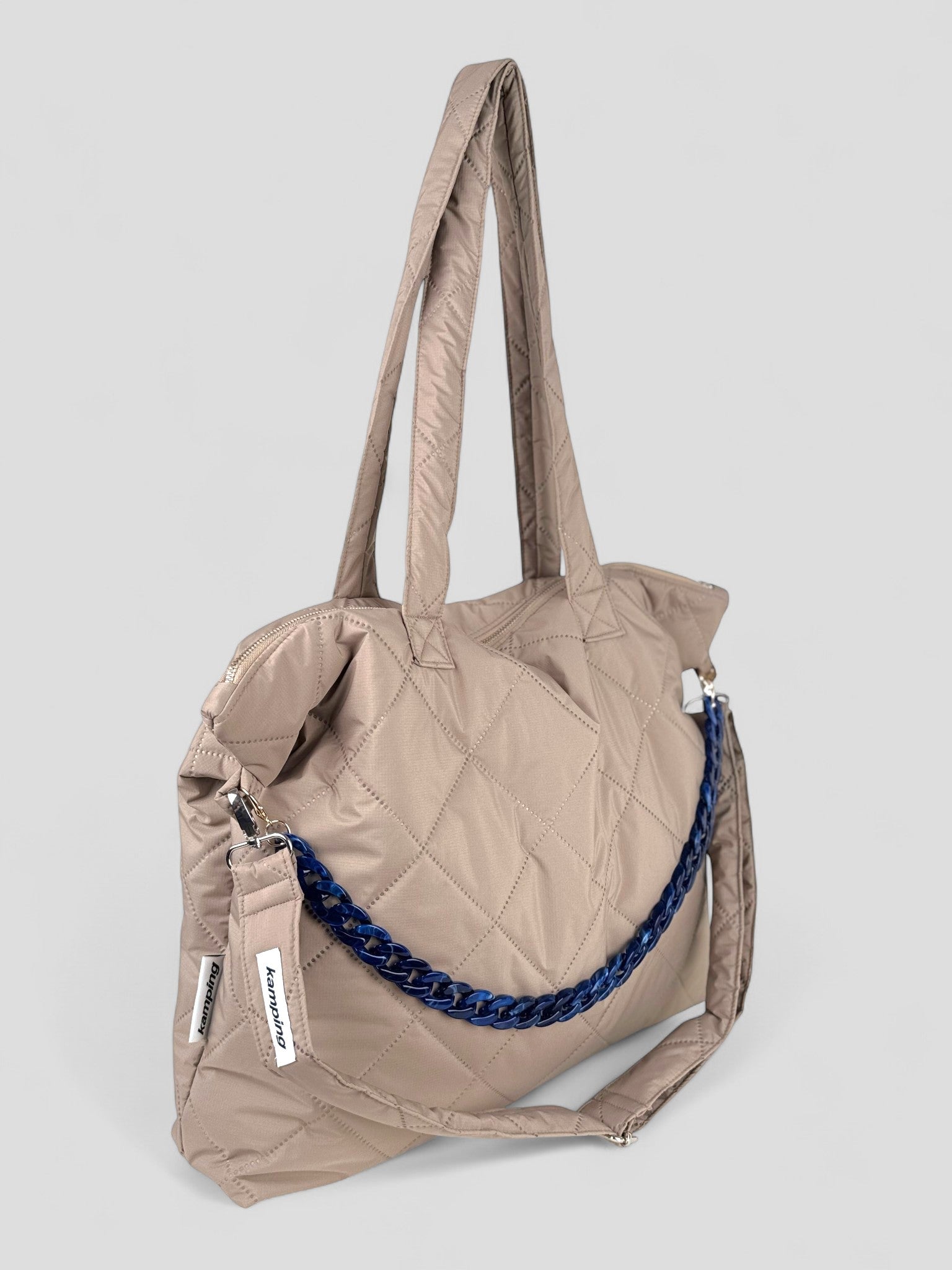 Kamping Studios Shopper beige, Produktfoto mit Schultergurt, Seitenansicht mit blauer Kette