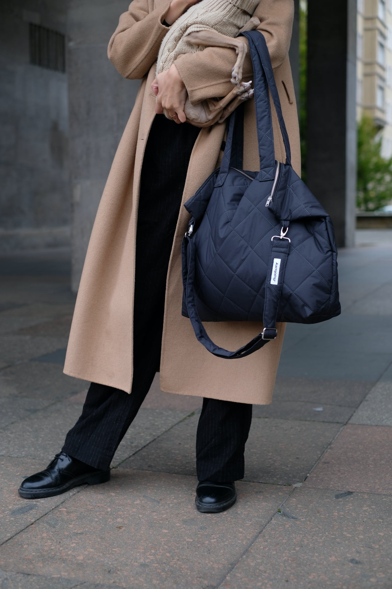 Kamping Studios Shopper schwarz, am Model mit Gurt