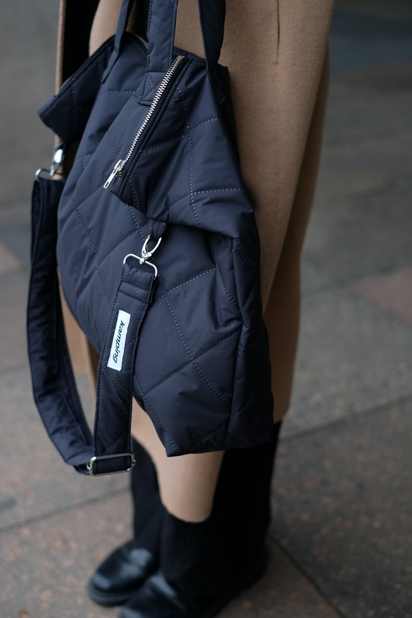 Kamping Studios Shopper schwarz, am Model mit Schultergurt, Detail