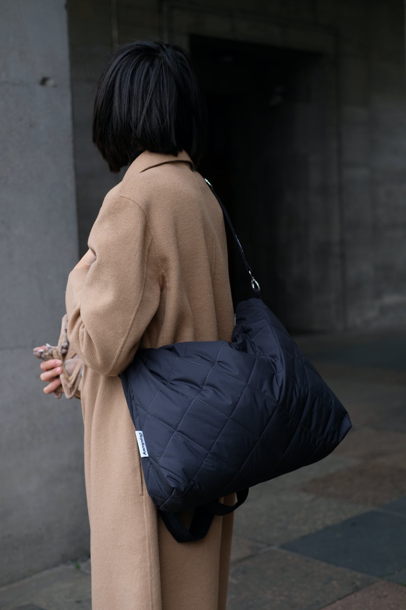 Kamping Studios Shopper schwarz, am Model mit Schultergurt