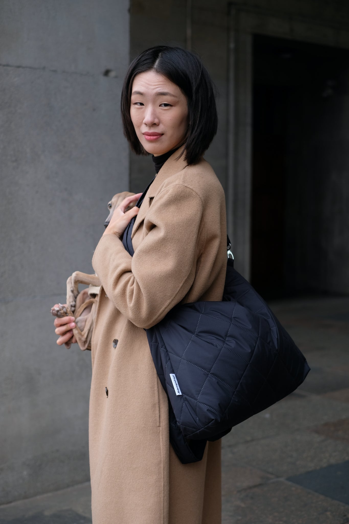 Kamping Studios Shopper schwarz, am Model mit Schultergurt 3
