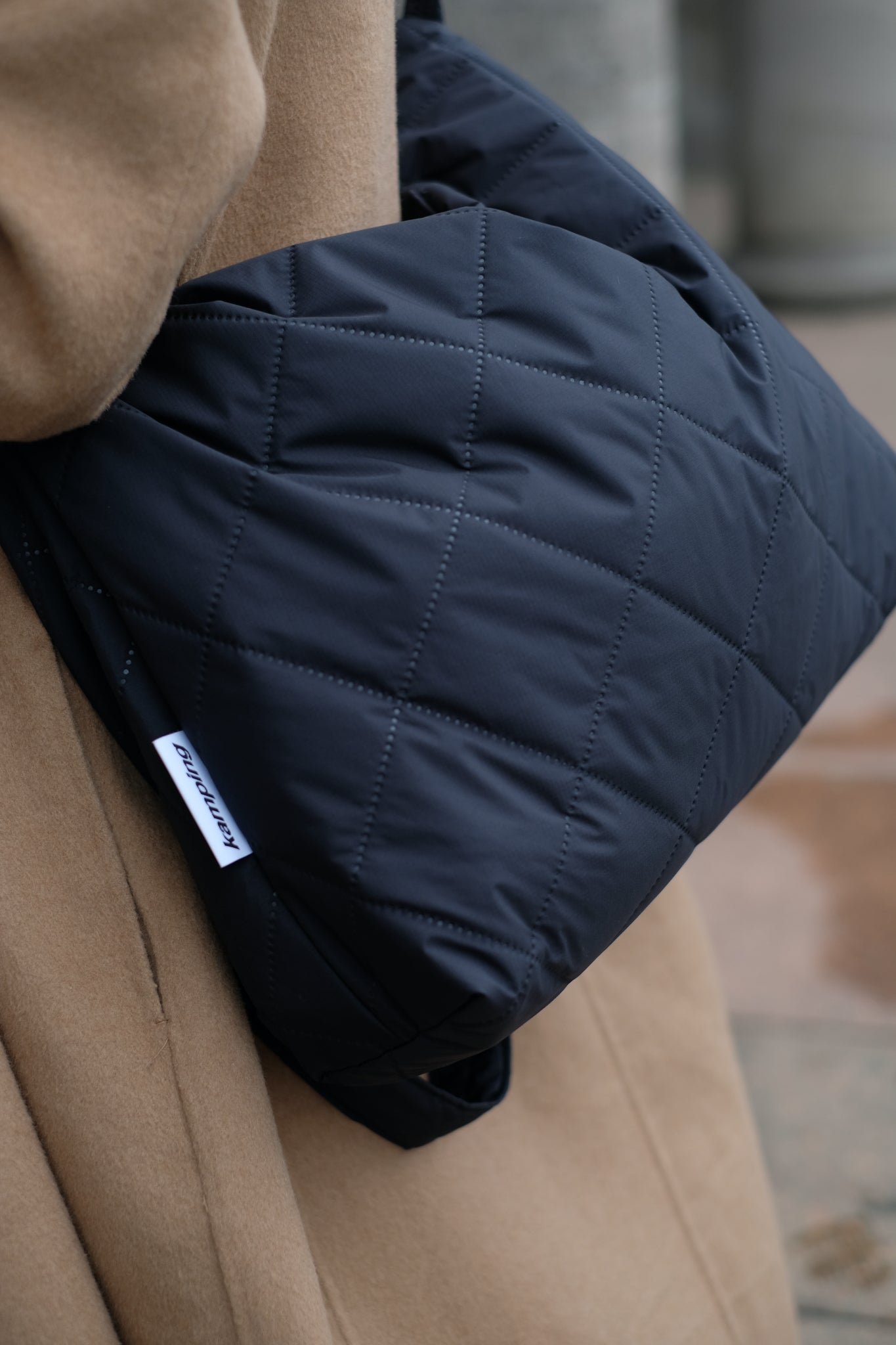 Kamping Studios Shopper schwarz, am Model mit Schultergurt, Detail
