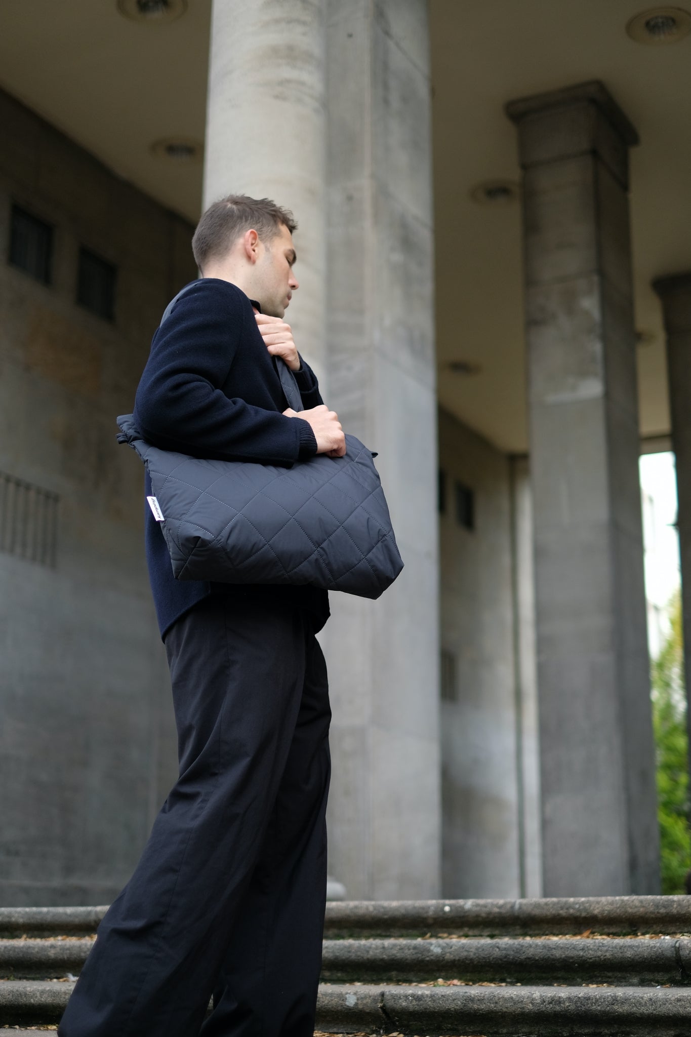 Kamping Studios Shopper schwarz, am maennlichen Model ueber Schulter 4