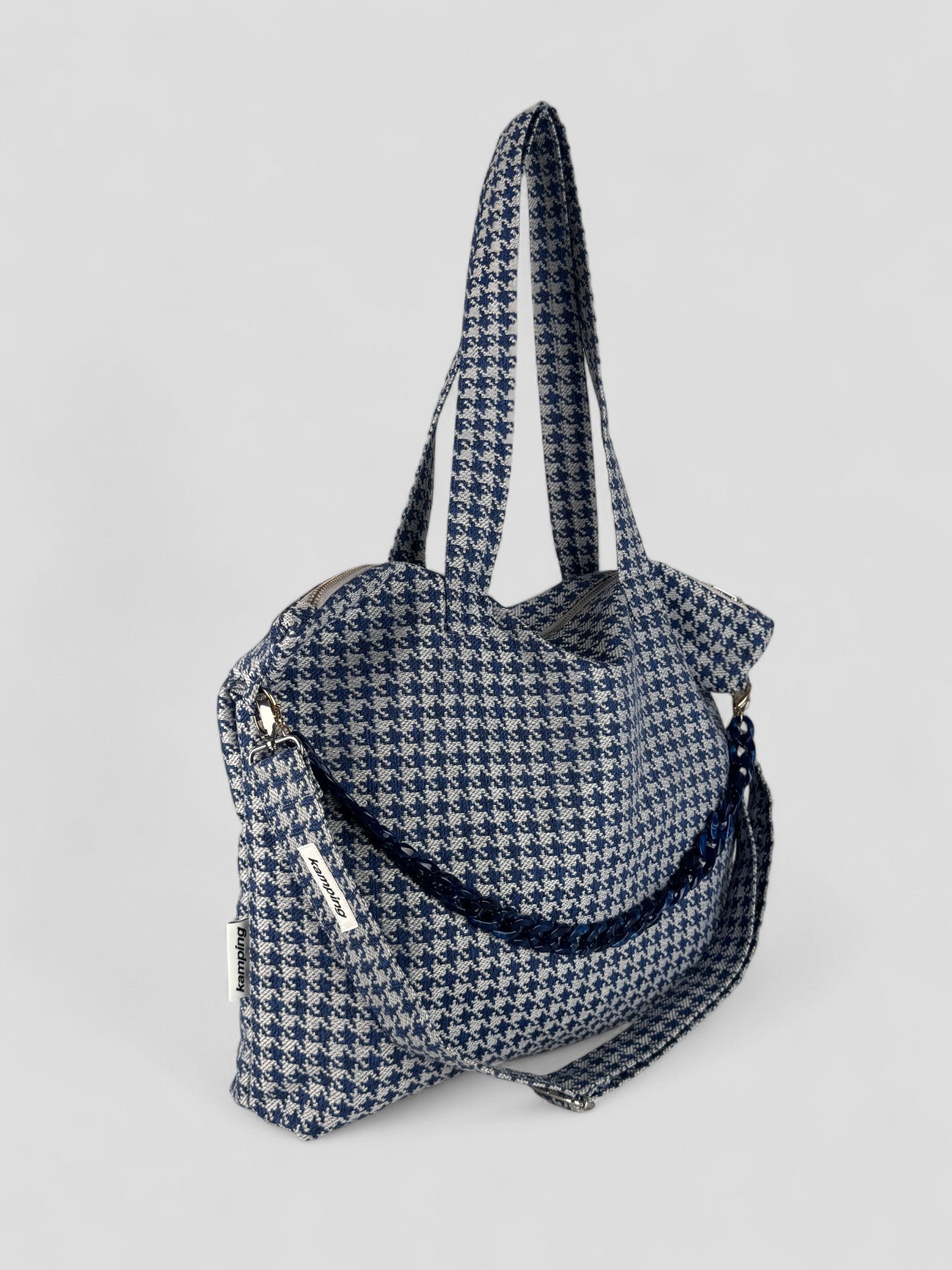 Kamping Studios Shopper blau-kariert, Produktfoto mit Schultergurt und Kette, Seitenansicht