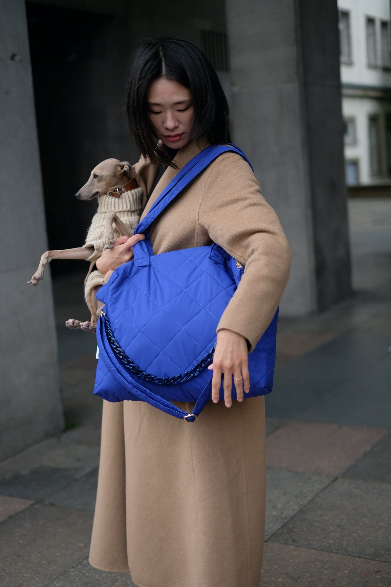 Kamping Studios Shopper in blau, am Model mit Schultergurt und Kette