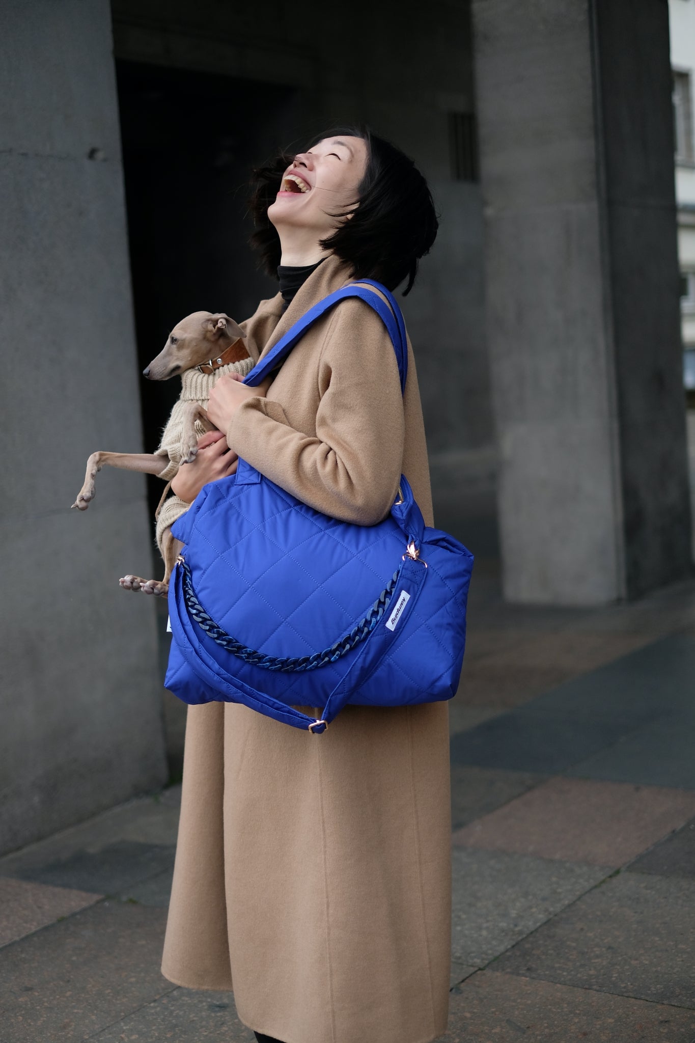 Kamping Studios Shopper in blau, am Model mit Schultergurt und Kette 2