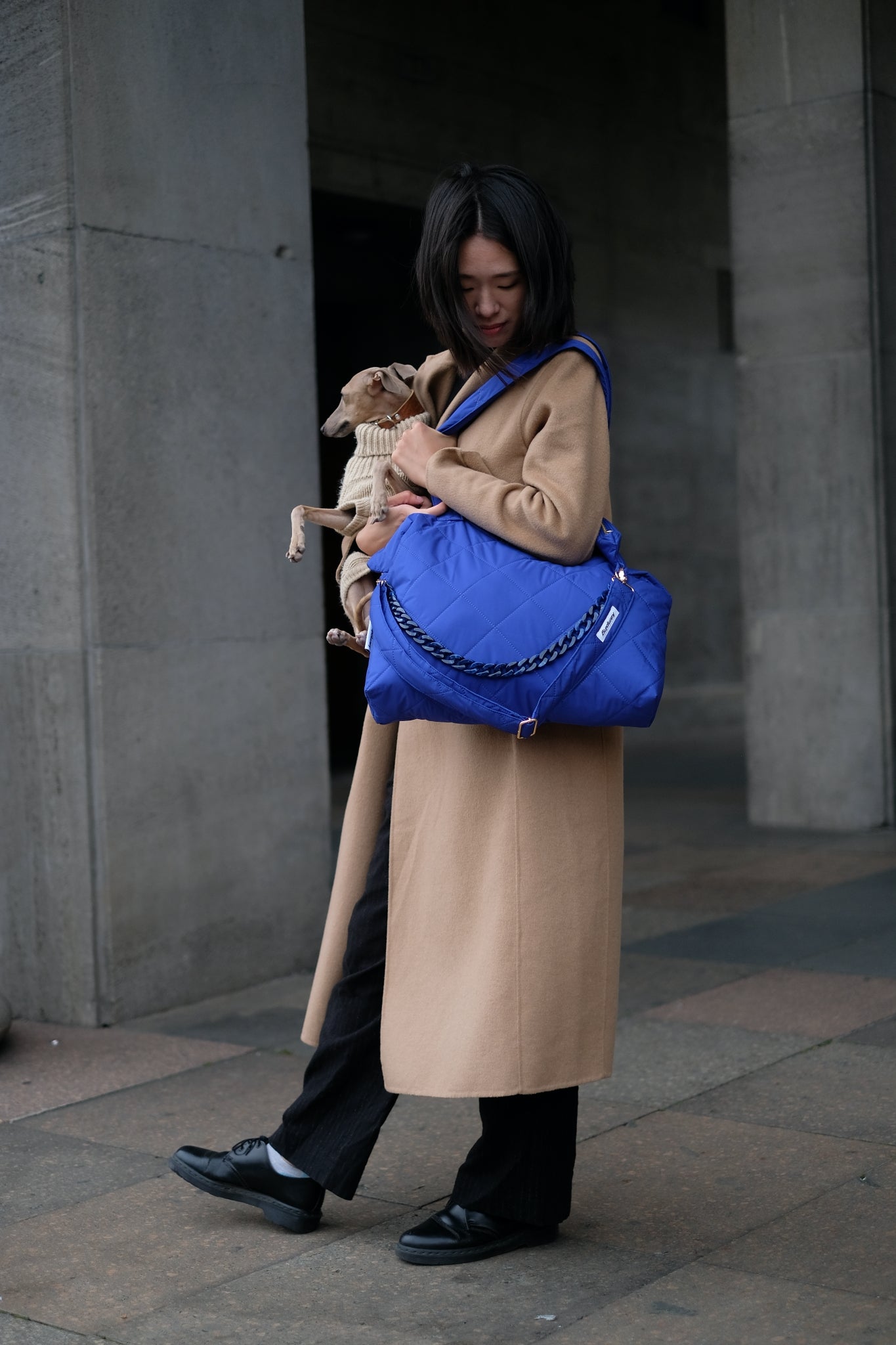 Kamping Studios Shopper in blau, am Model mit Schultergurt und Kette 3
