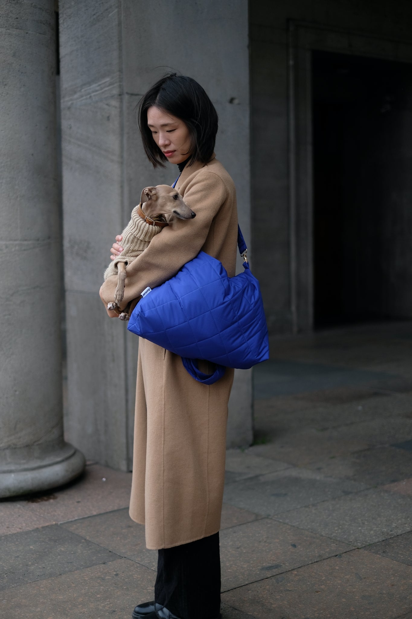 Kamping Studios Shopper in blau, am Model mit Schultergurt und Kette, Crossbody
