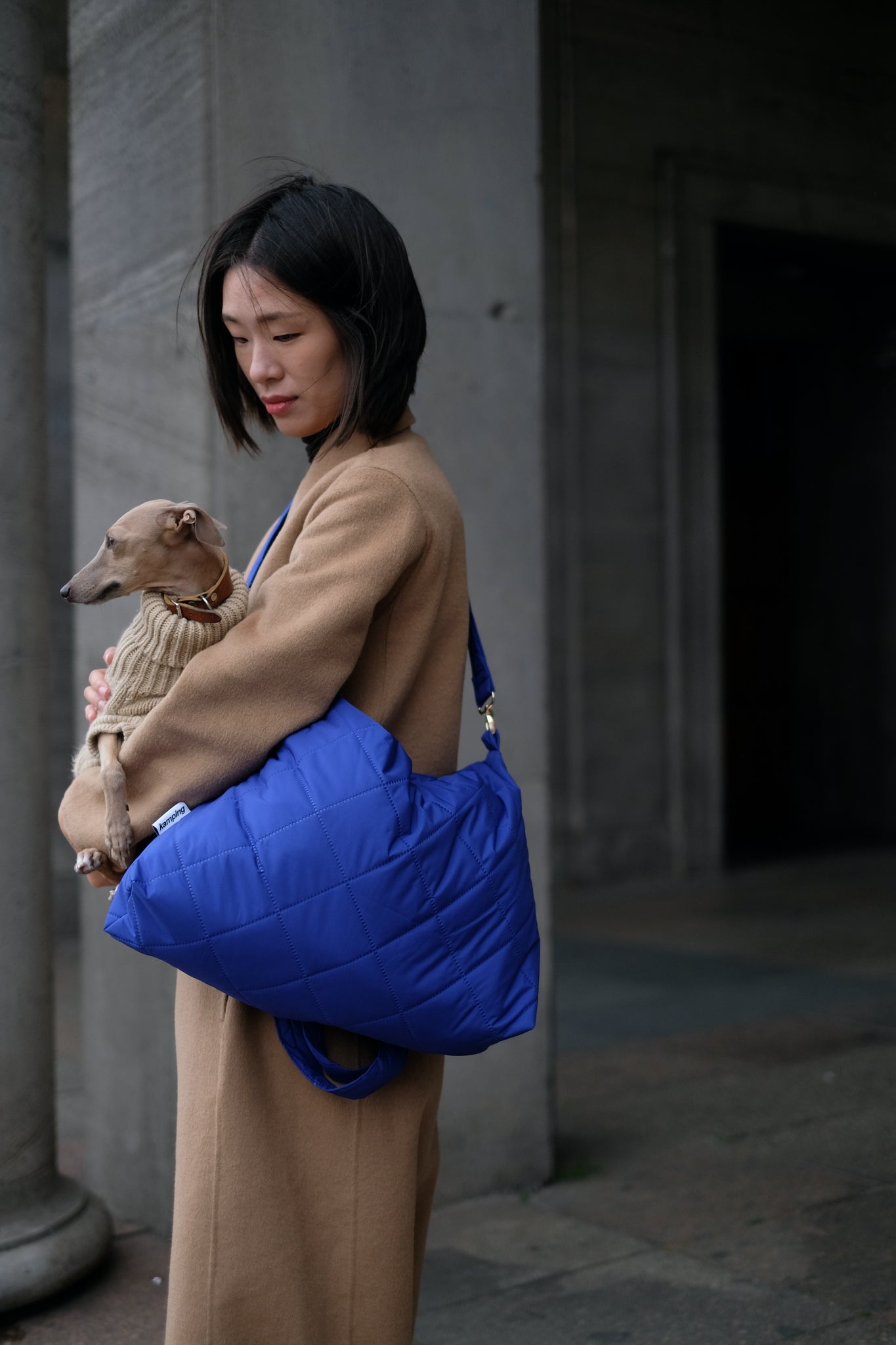Kamping Studios Shopper in blau, am Model mit Schultergurt und Kette, Crossbody naeher
