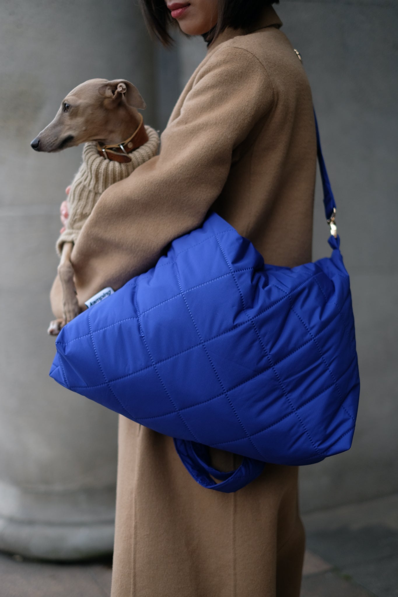 Kamping Studios Shopper in blau, am Model mit Schultergurt, Detail