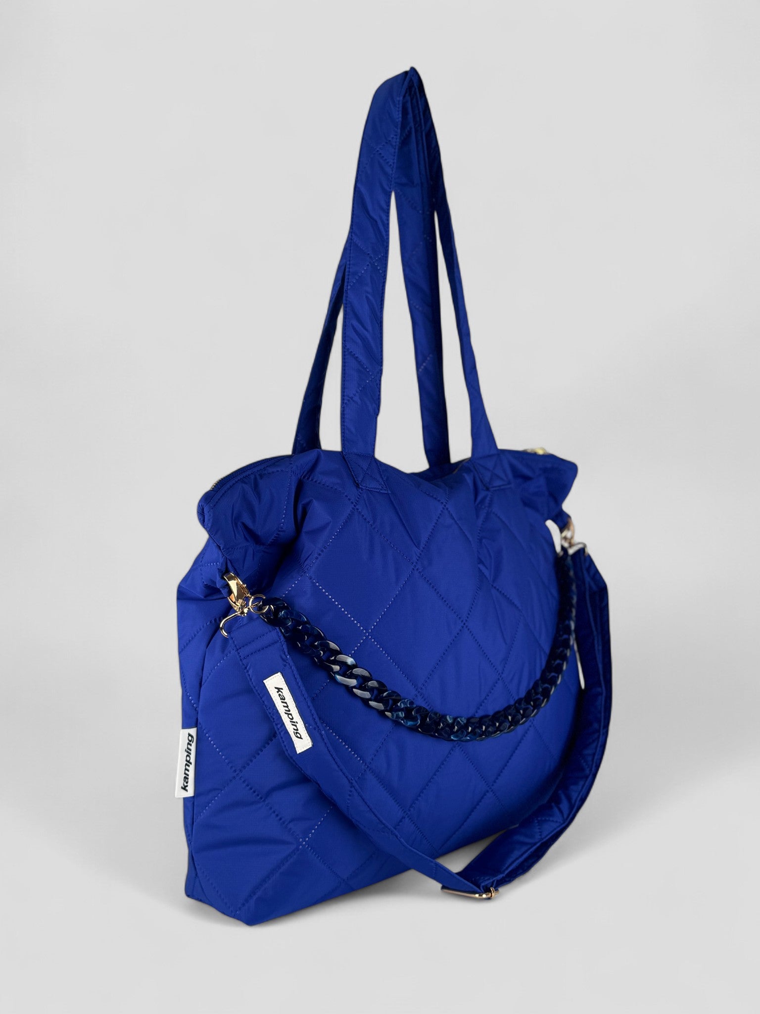 Kamping Studios Shopper in blau, Produktfoto mit Schultergurt und KEtte, Seitenansicht