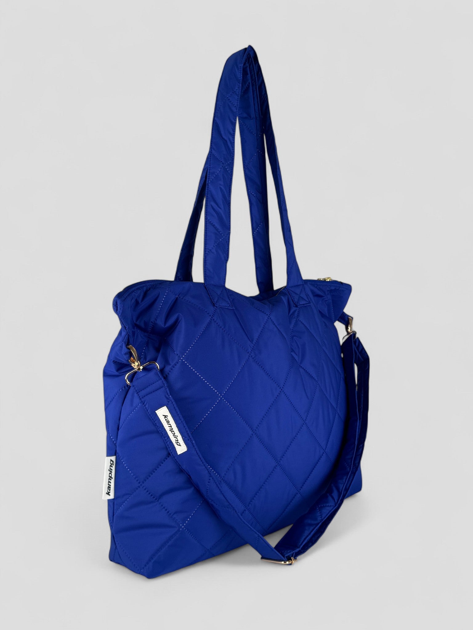 Kamping Studios Shopper in blau, Produktfoto mit Schultergurt, Seitenansicht