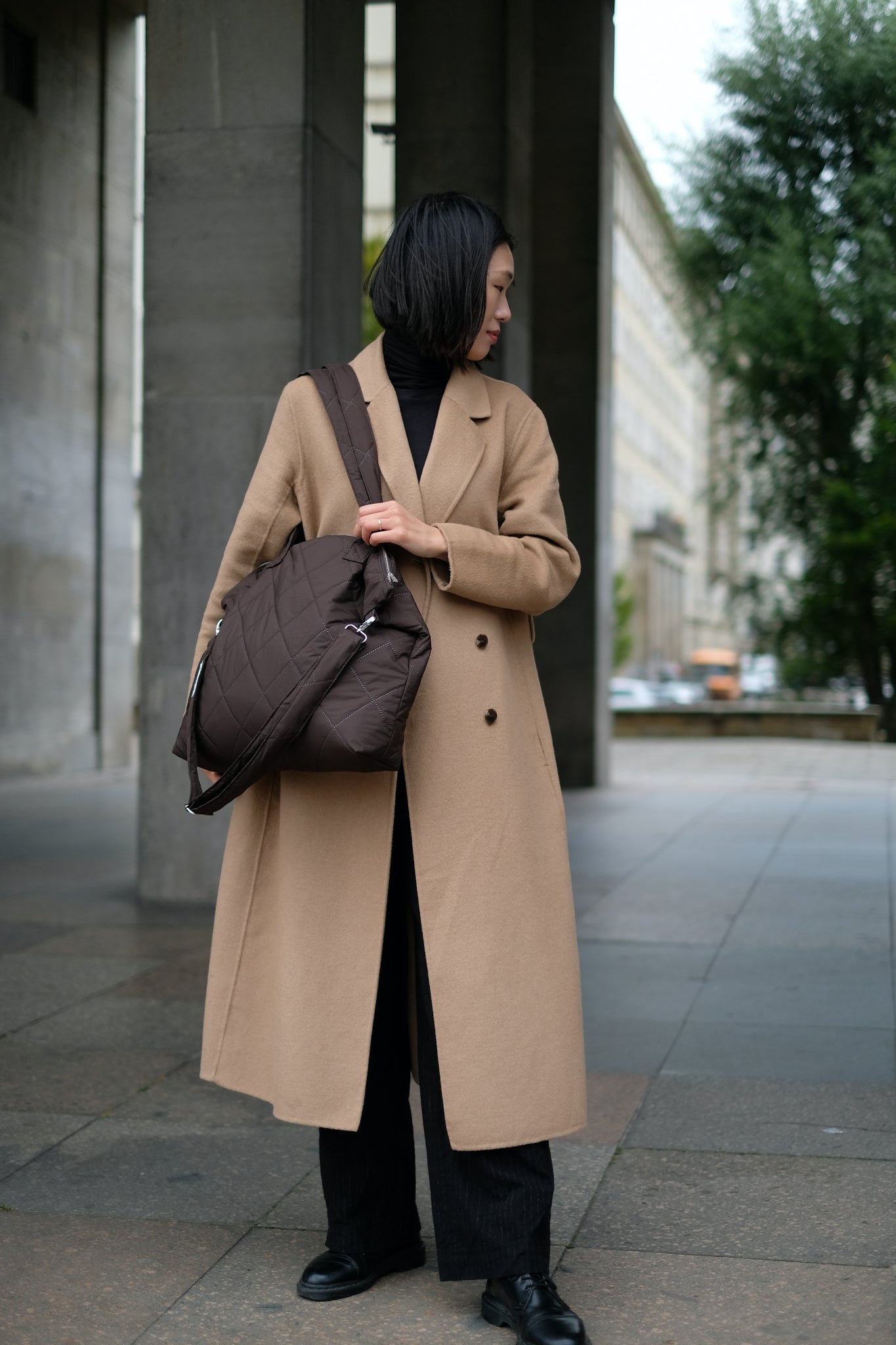 Kamping Studios Shopper braun, am Model 2