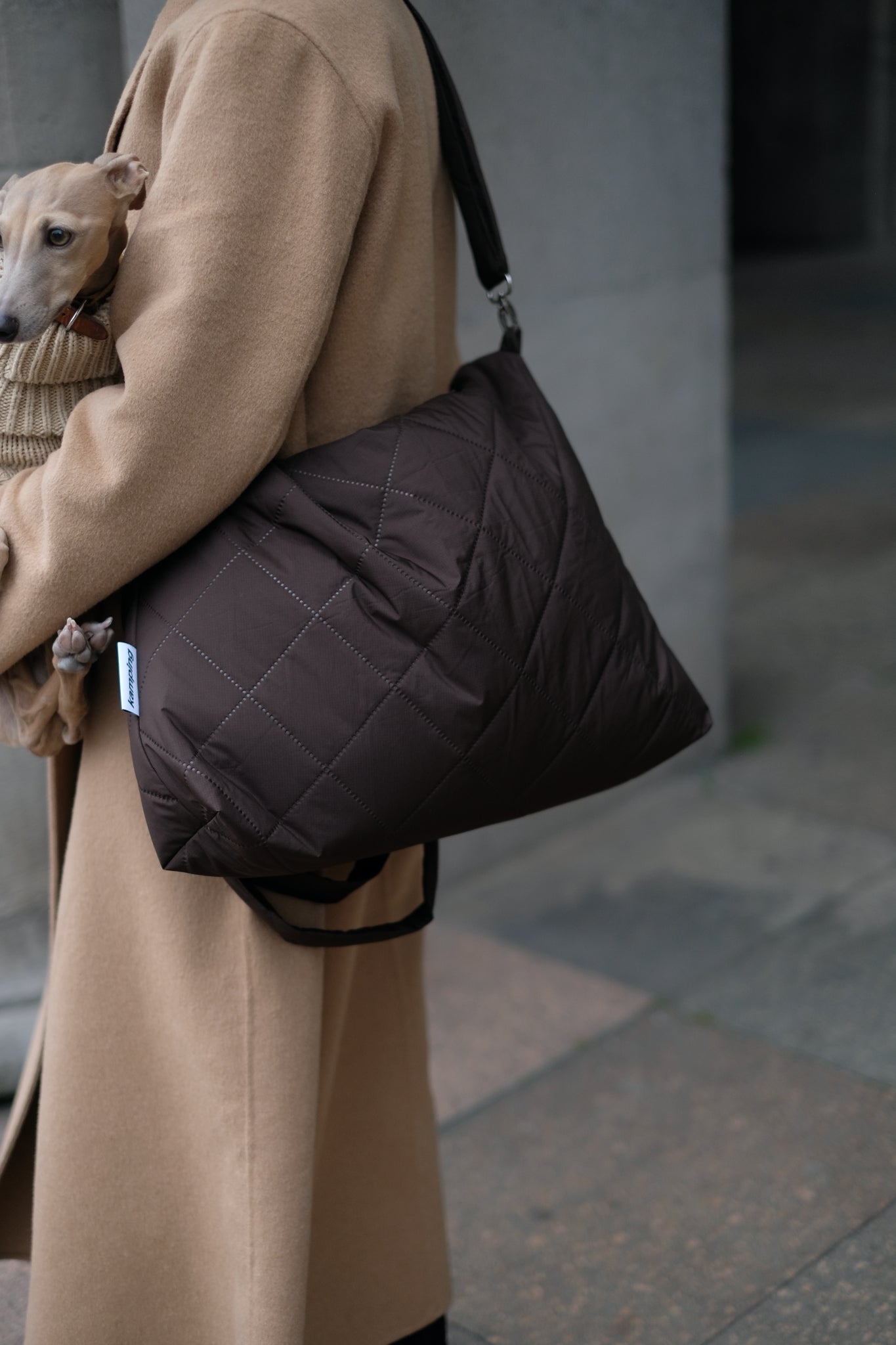 Kamping Studios Shopper braun, am Model, Detail