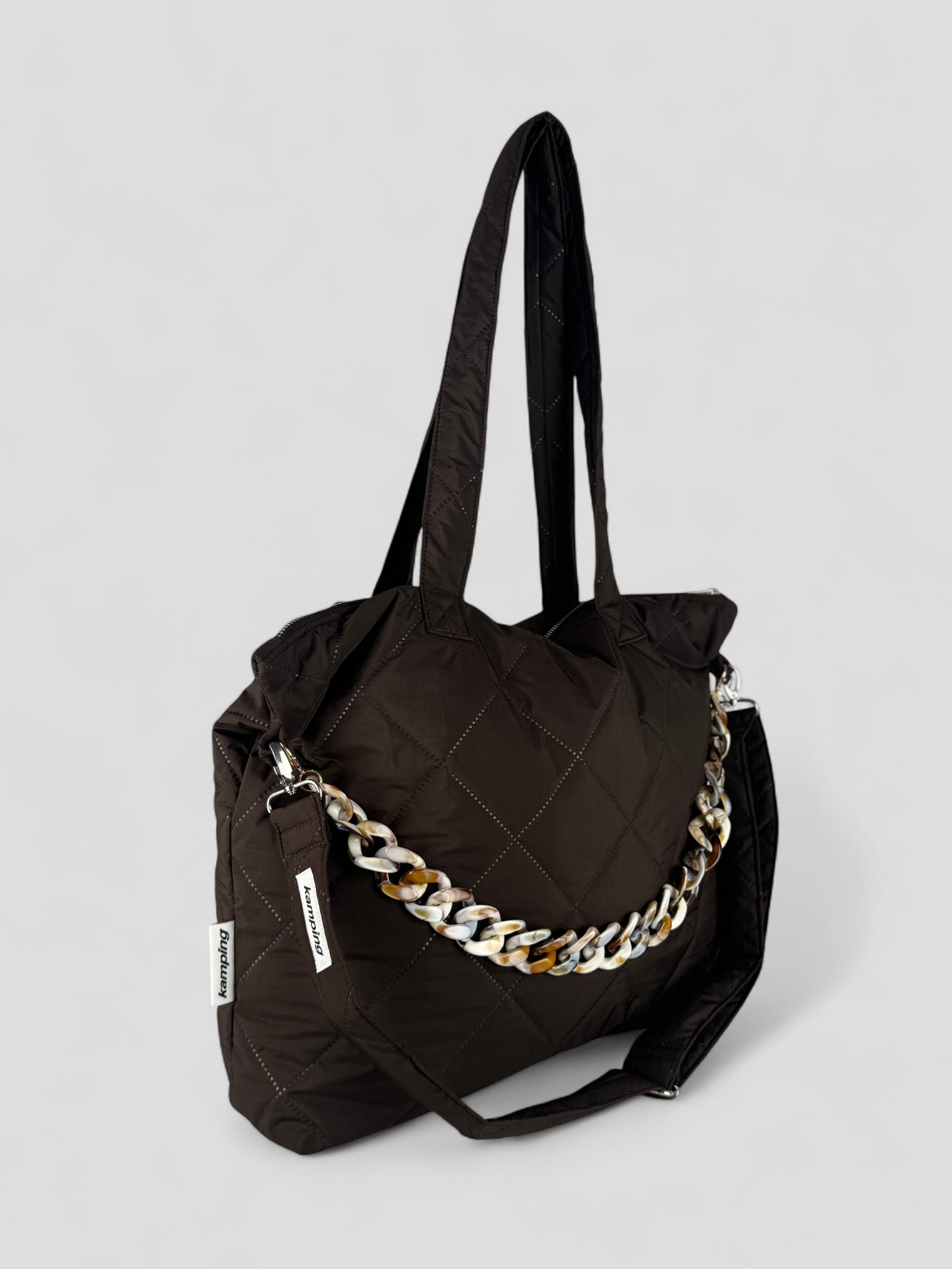Kamping Studios Shopper braun, Produktfoto mit Schultergurt und KEtte, Seitenansicht