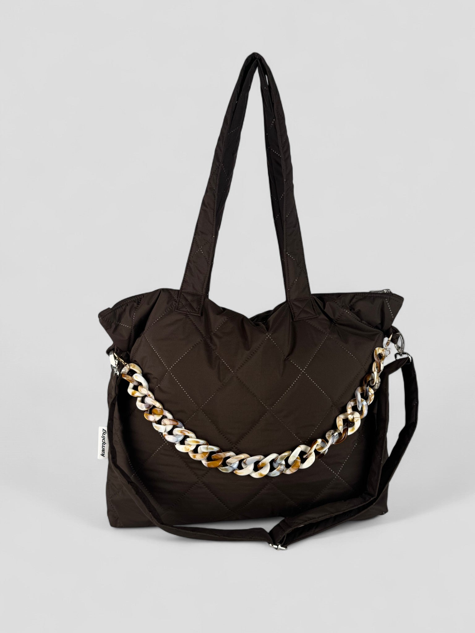 Kamping Studios Shopper braun, Produktfoto mit Schultergurt und KEtte, Vorderansicht