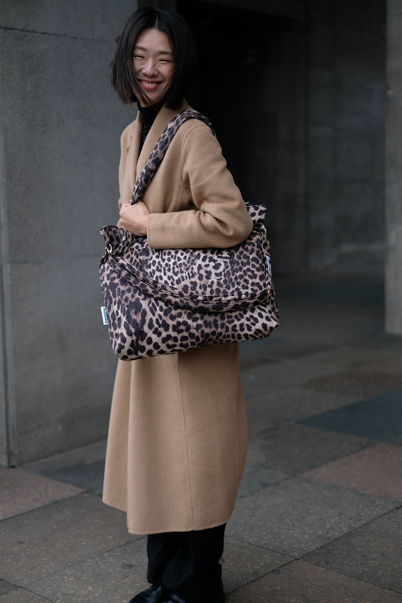 Kamping Studios Shopper, Leo-Muster, am Model 