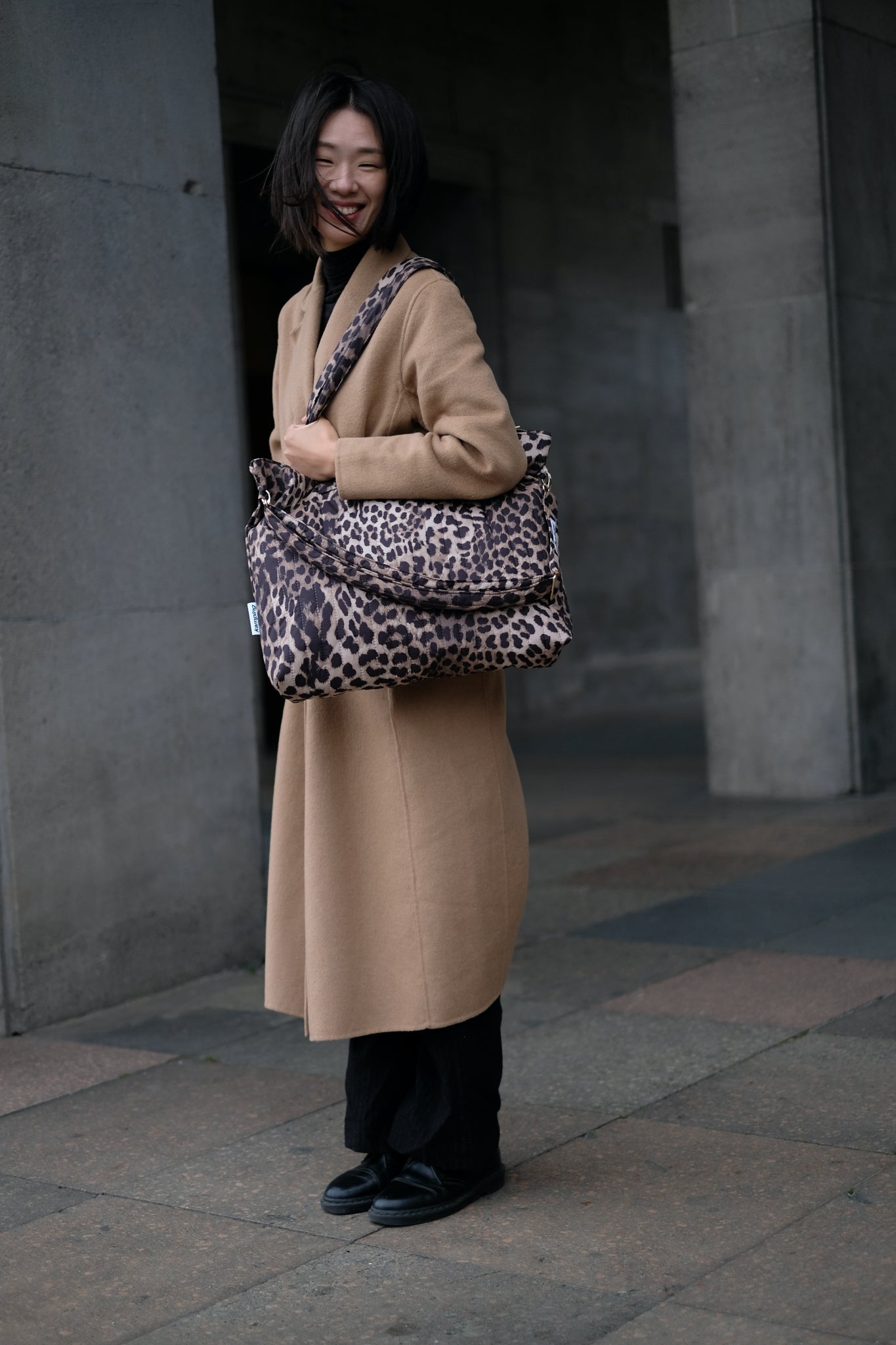 Kamping Studios Shopper, Leo-Muster, am Model 