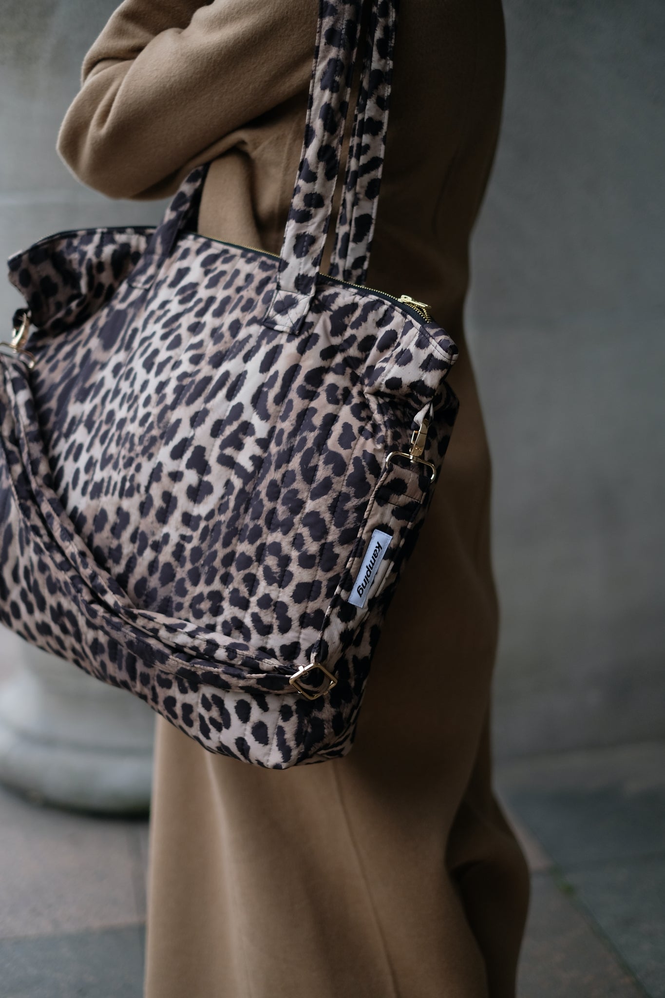 Kamping Studios Shopper, Leo-Muster, am Model, Detail