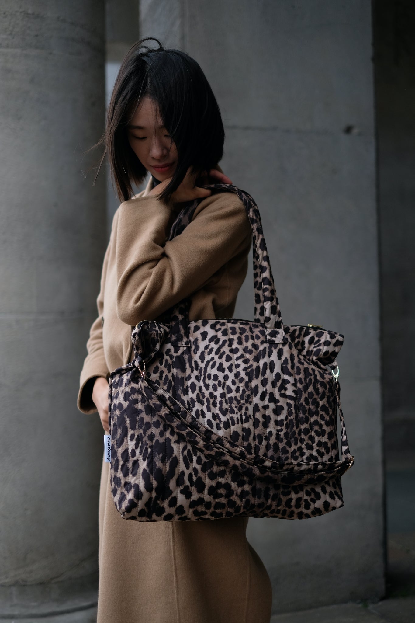 Kamping Studios Shopper, Leo-Muster, am Model 2