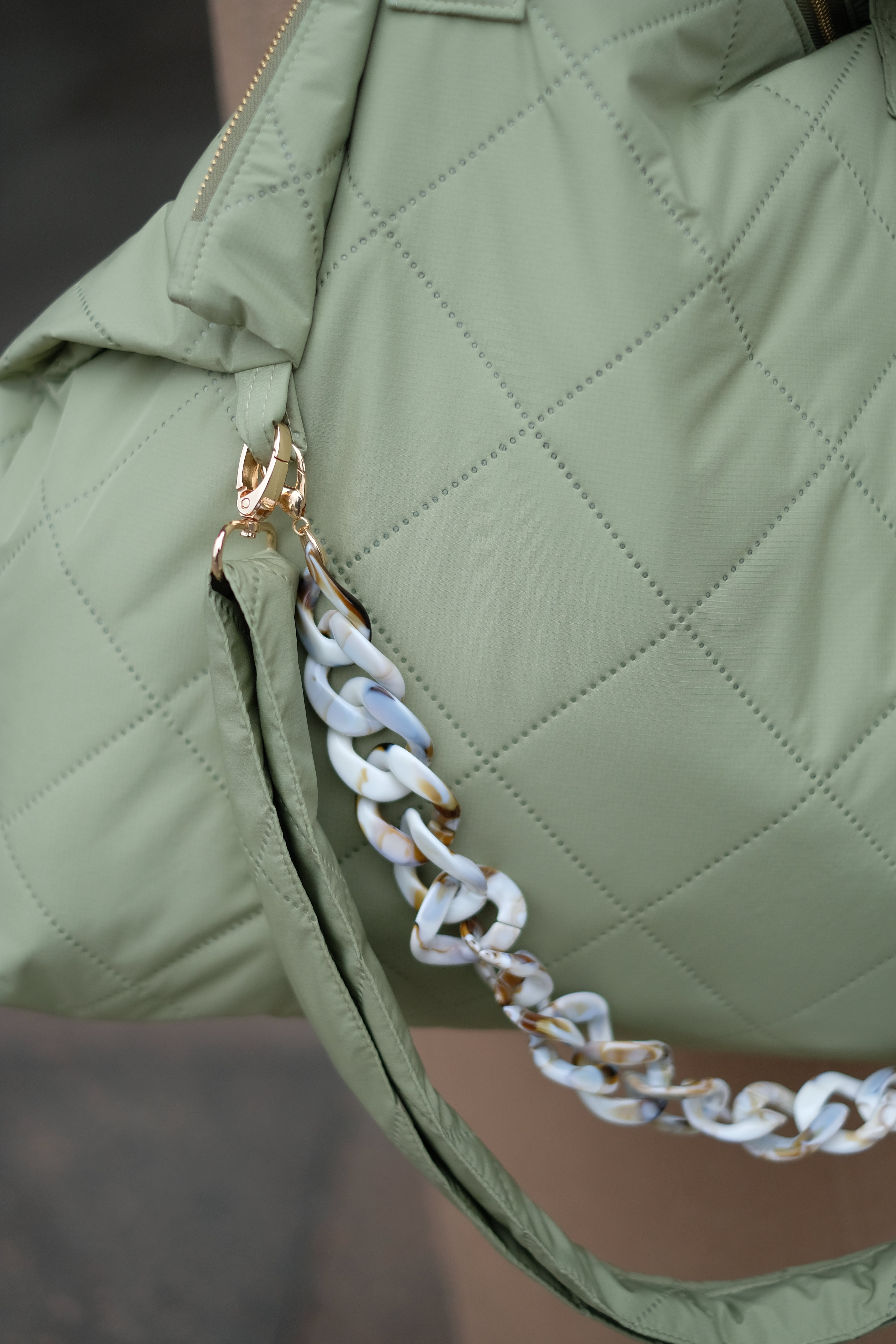 Kamping Studios Everyday-Stepptasche  in Matcha-Gruen mit Schultergurt, am Model, Detail