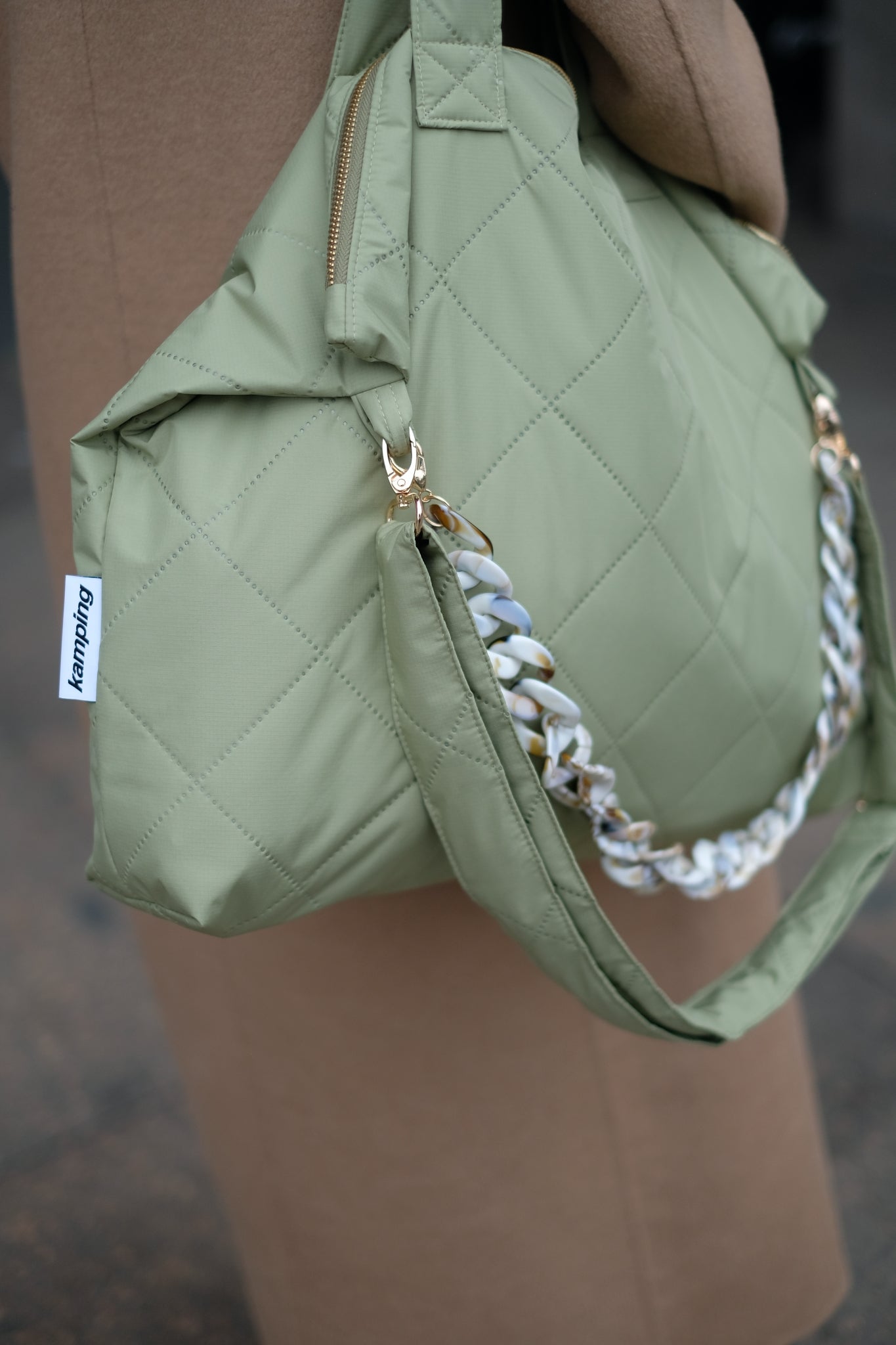 Kamping Studios Shopper Stepptasche mit Schultergurt in Matcha-Gruen am Model mit Kette, Detail 3