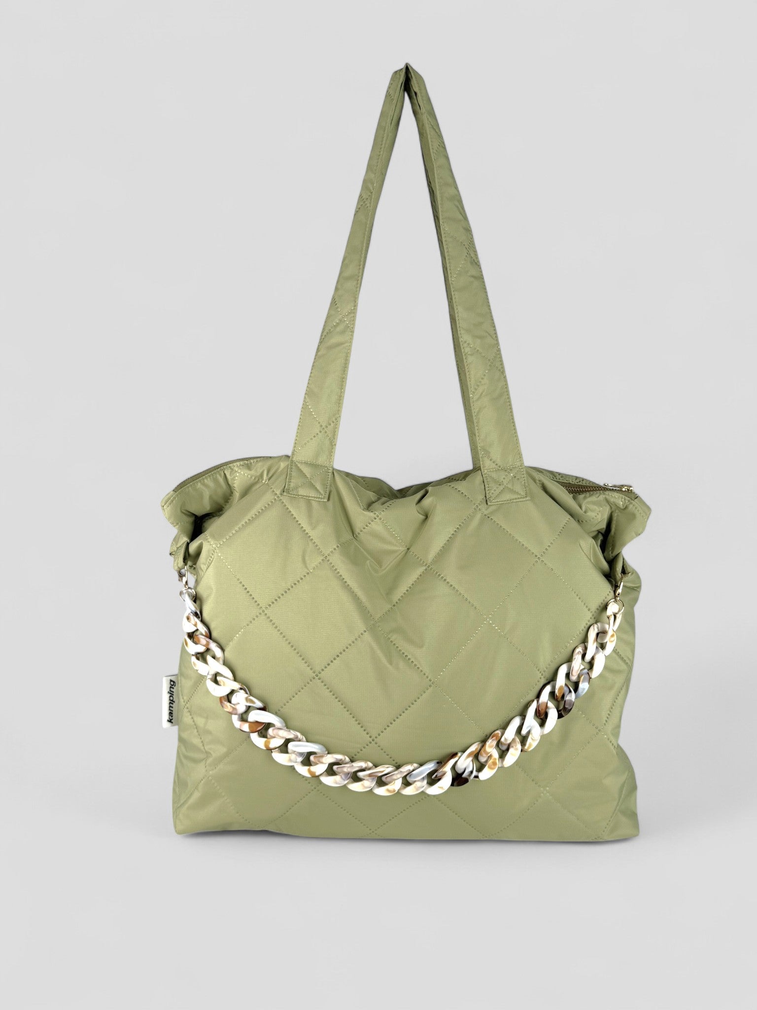 Kamping Studios Shopper Stepptasche mit Schultergurt in Matcha-Gruen, Produktfoto, Vorderseite mit Kette