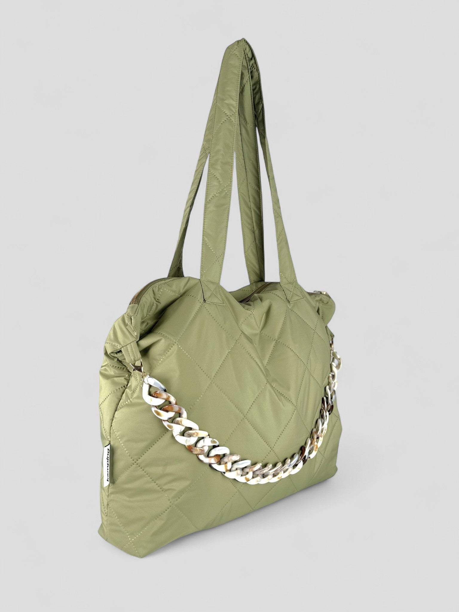 Kamping Studios Shopper Stepptasche mit Schultergurt in Matcha-Gruen, Produktfoto, Seitenansicht mit Kette