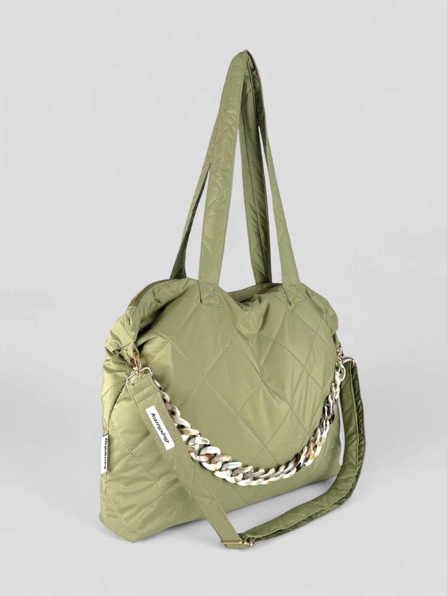 Kamping Studios Shopper Stepptasche mit Schultergurt in Matcha-Gruen, Produktfoto, Seitenansicht mit Kette