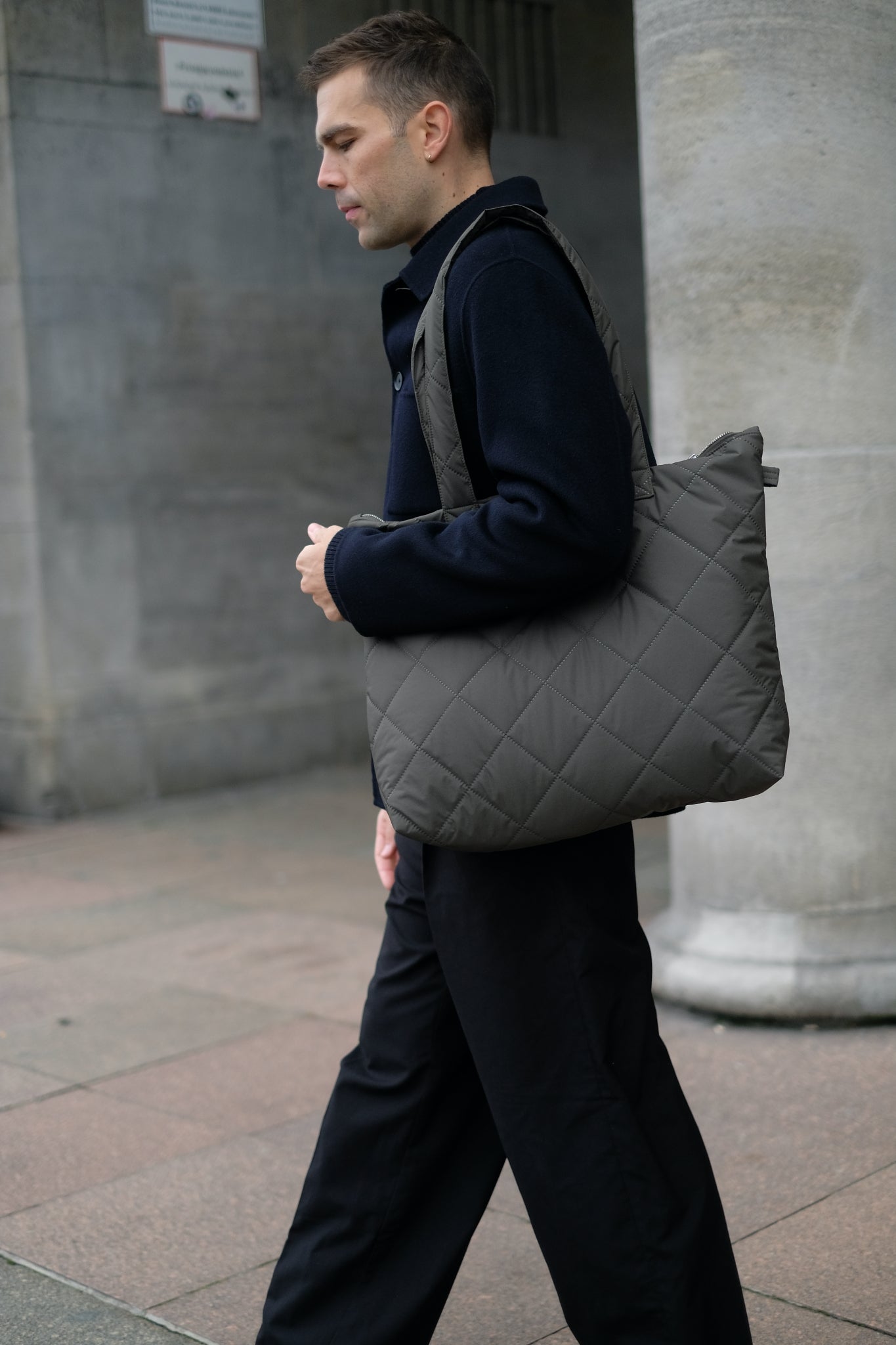 Kamping Studios Shopper,olive-gruen, am Model