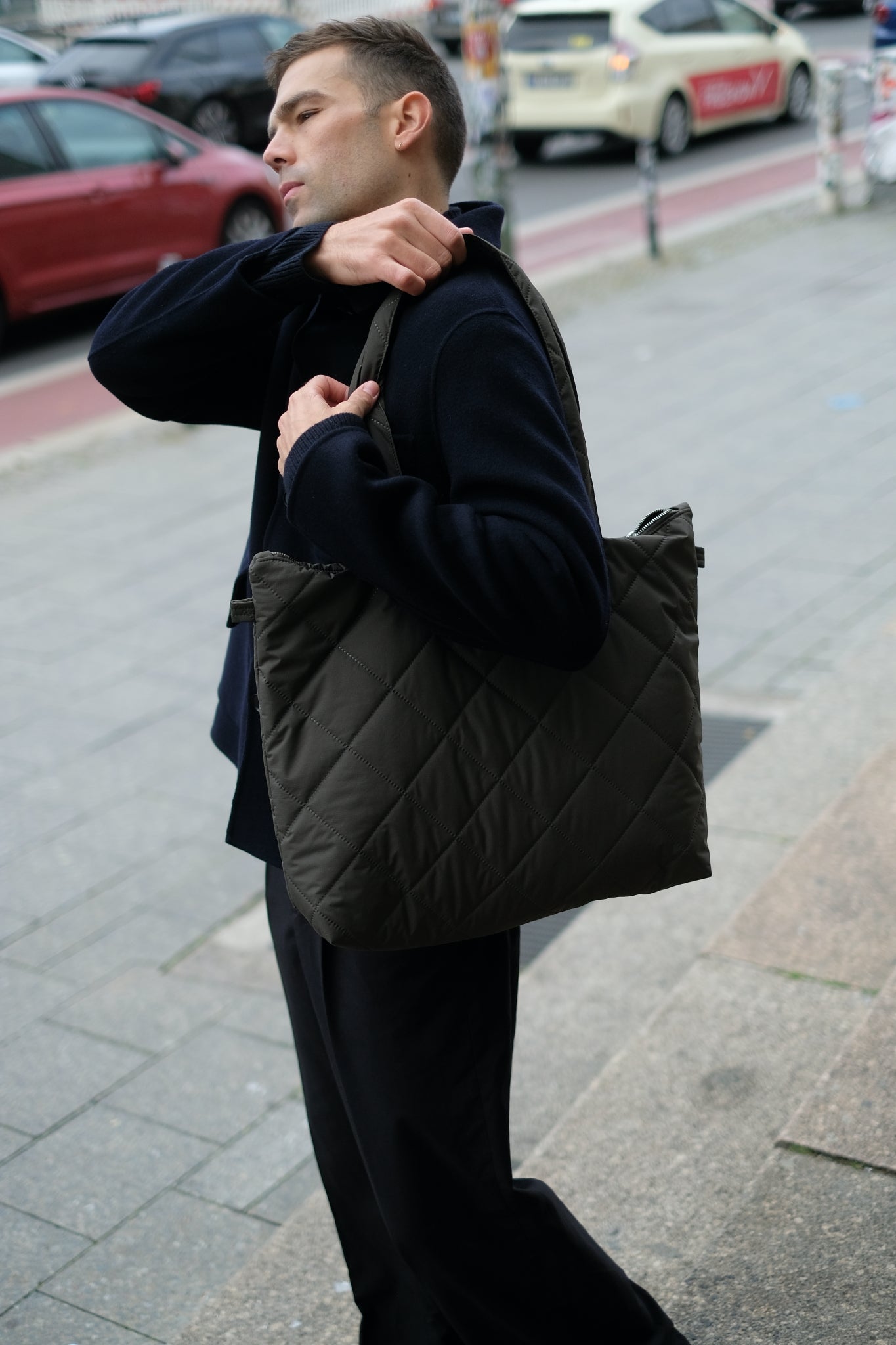 Kamping Studios Shopper,olive-gruen, am Model 3