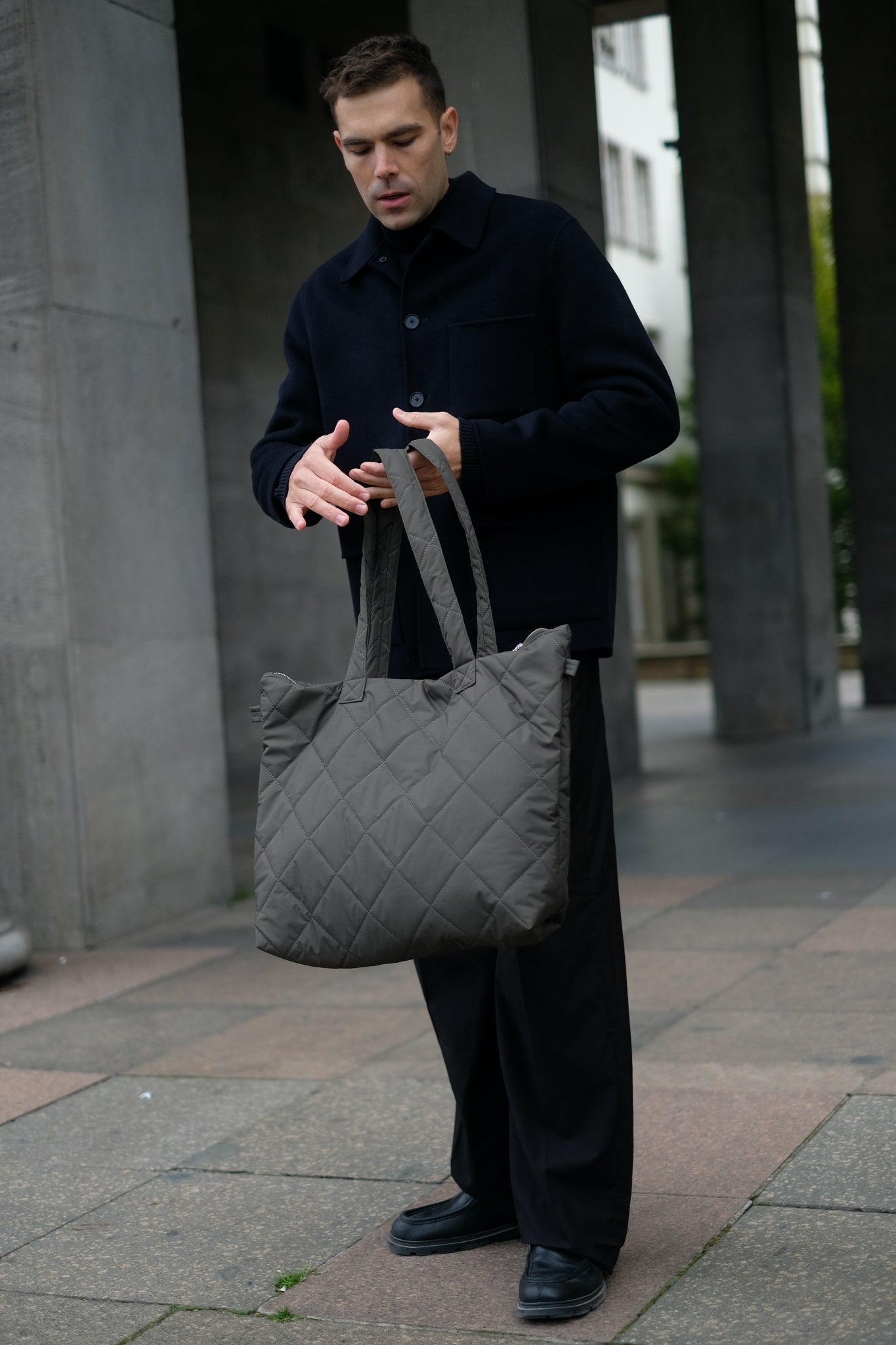 Kamping Studios Shopper,olive-gruen, am Model 4