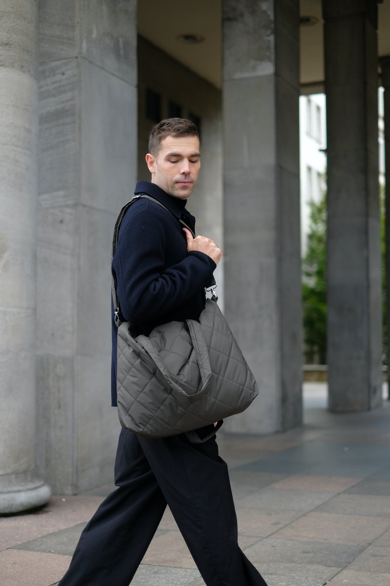  Kamping Studios Shopper,olive-gruen, am Model mit Schultergurt