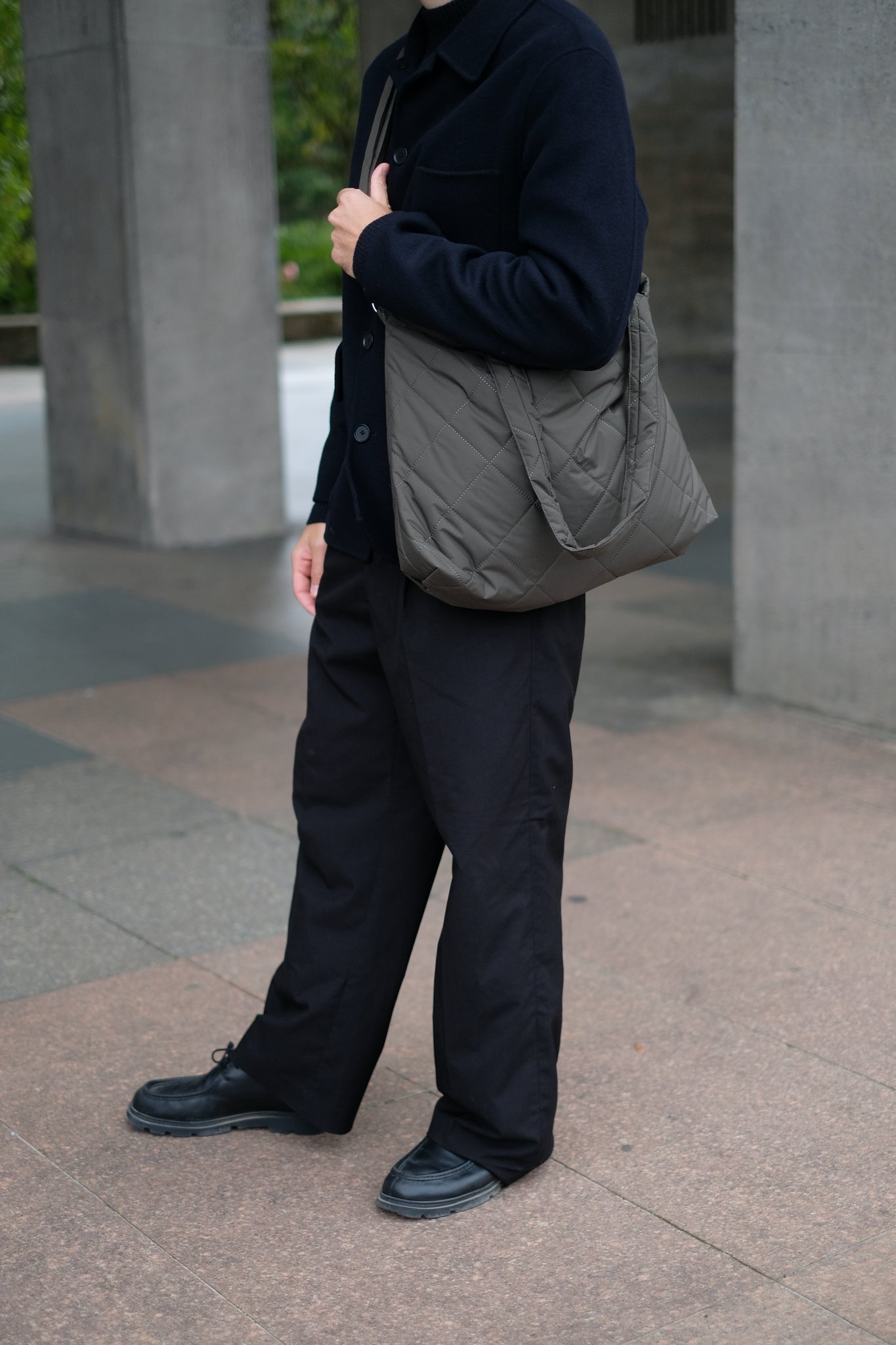 Kamping Studios Shopper,olive-gruen, am Model mit Schultergurt