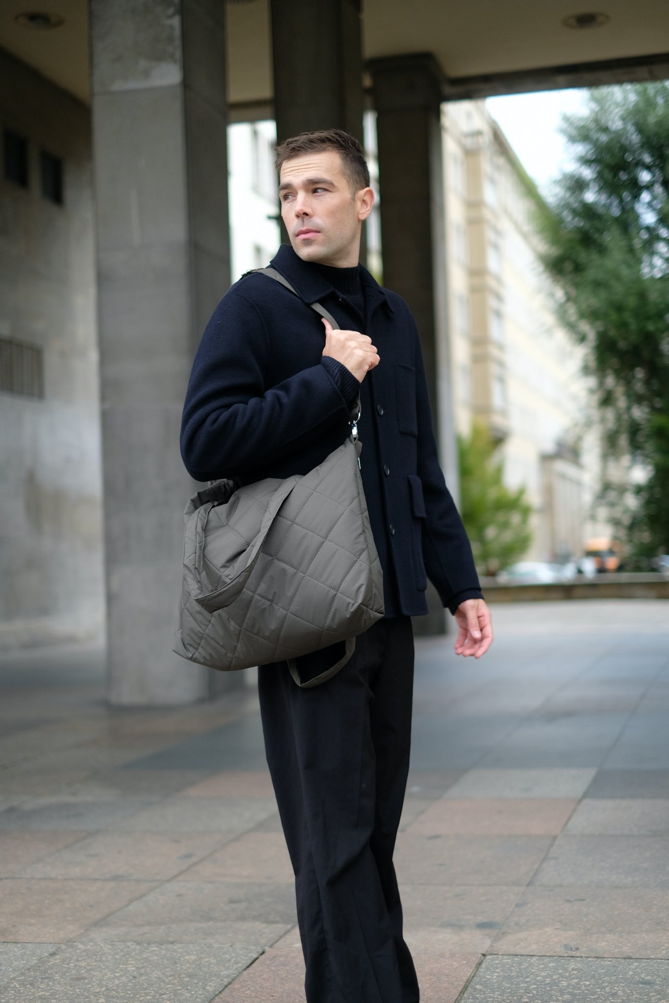 Kamping Studios Shopper,olive-gruen, am Model mit Gurt