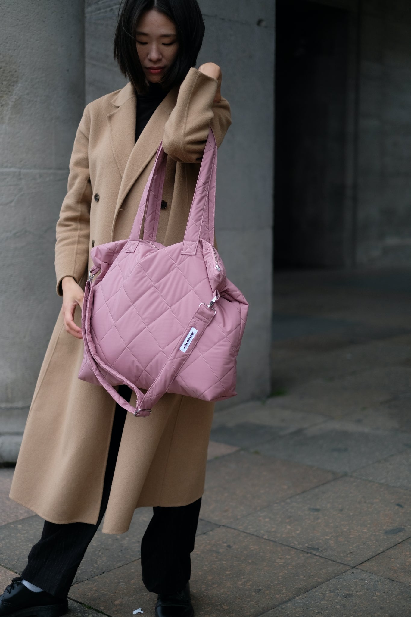 Kamping Studios Shopper rose-pink, am Model, mit Schultergurt