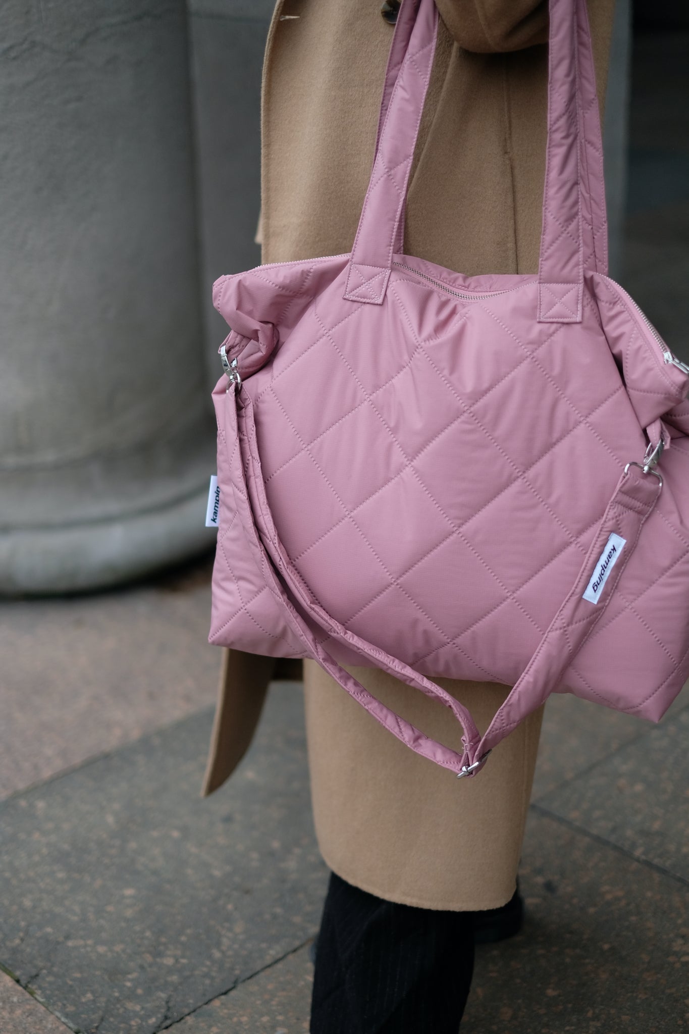 Kamping Studios Shopper rose-pink, am Model, Detail