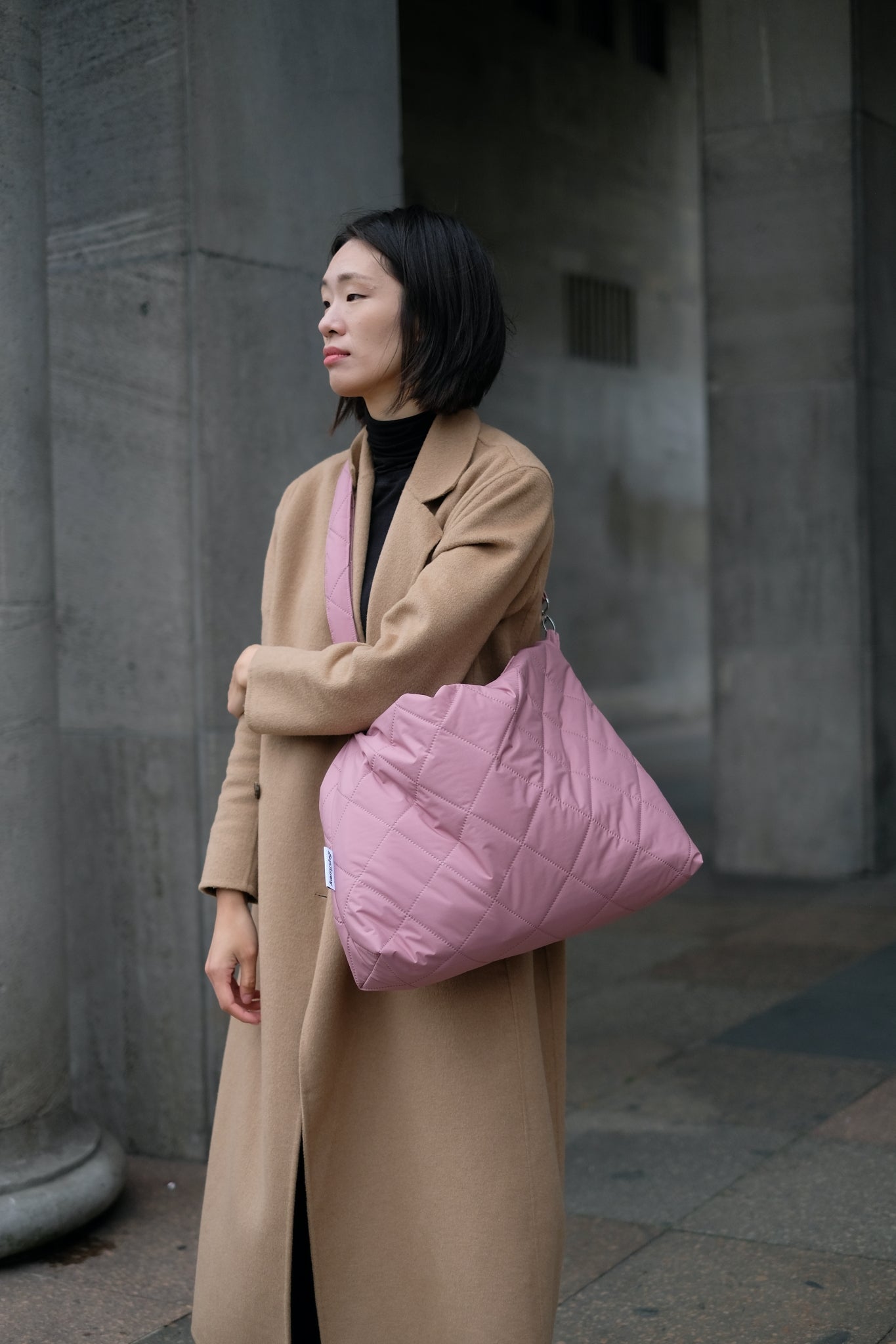 Kamping Studios Shopper rose-pink, am Model, mit Schultergurt