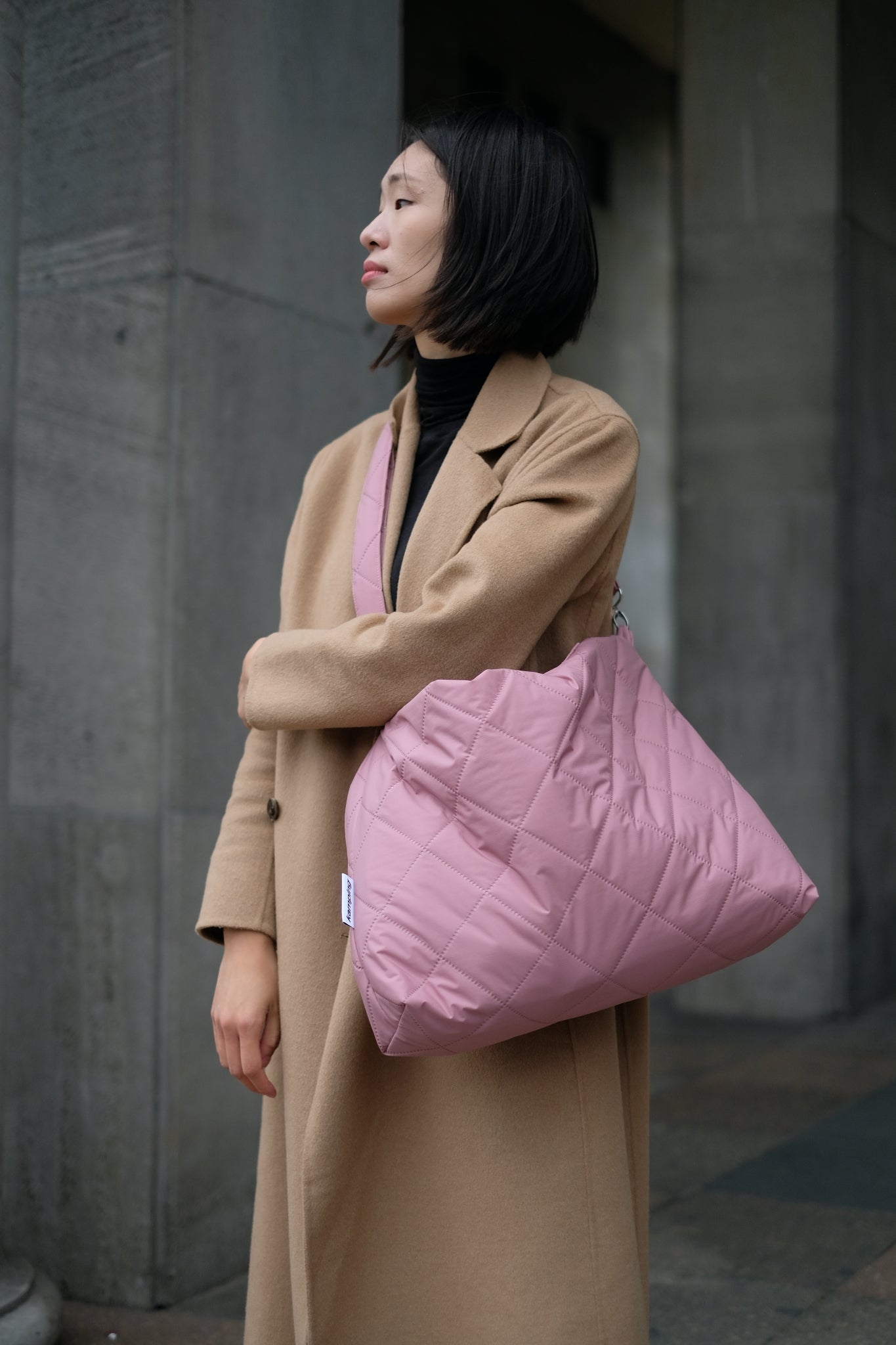 Kamping Studios Shopper rose-pink, am Model, mit Schultergurt