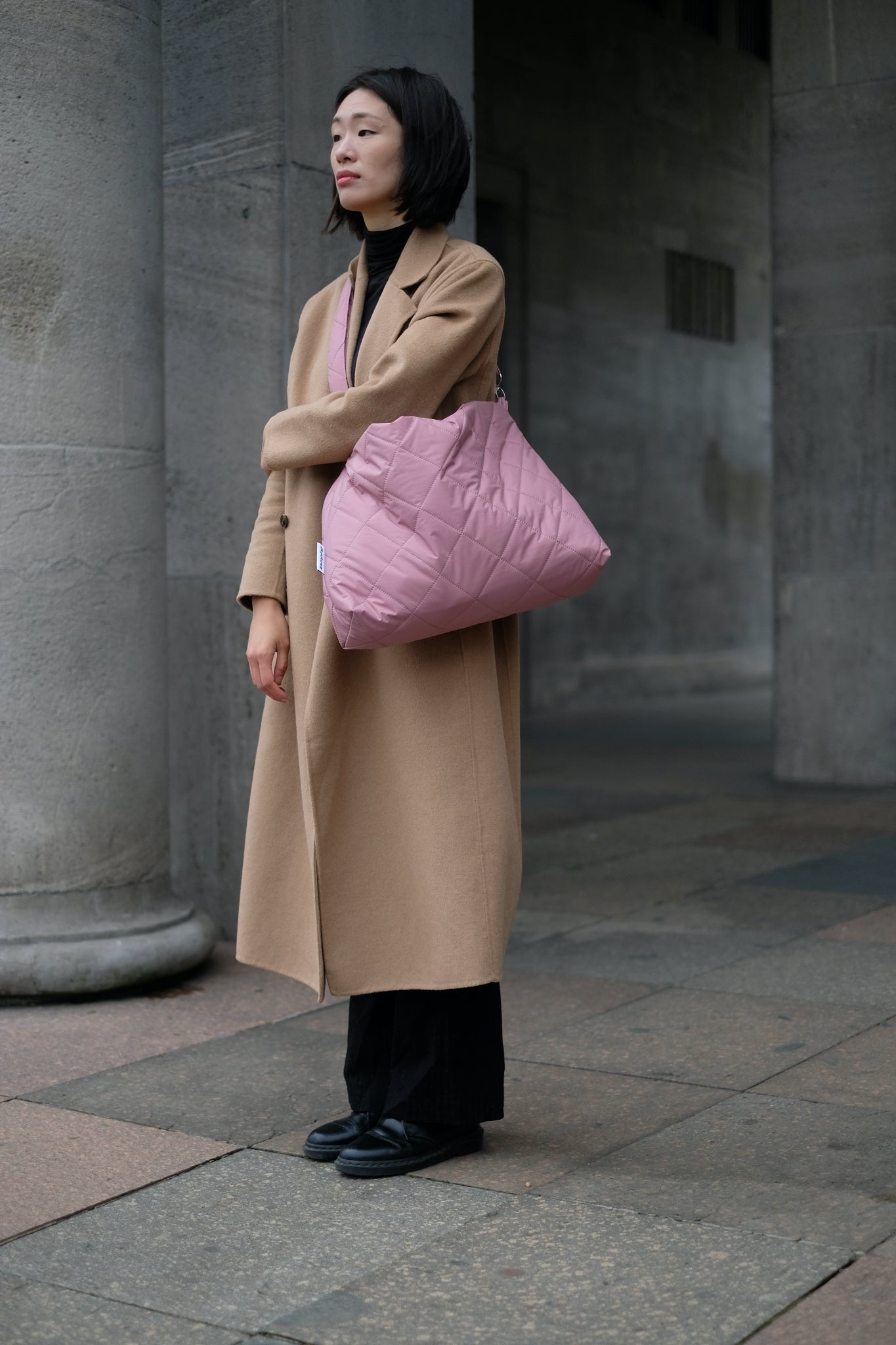 Kamping Studios Shopper rose-pink, am Model, mit Schultergurt