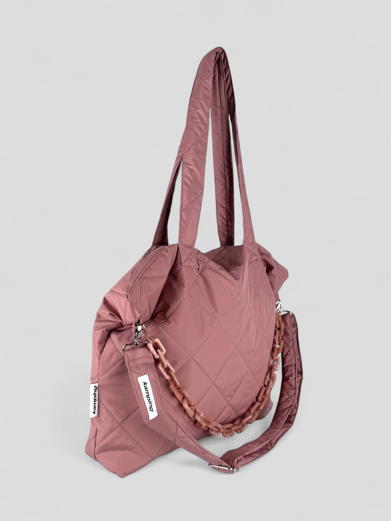 Kamping Studios Shopper rose-pink, Produktfoto mit Schultergurt, Seitenansicht mit Kette