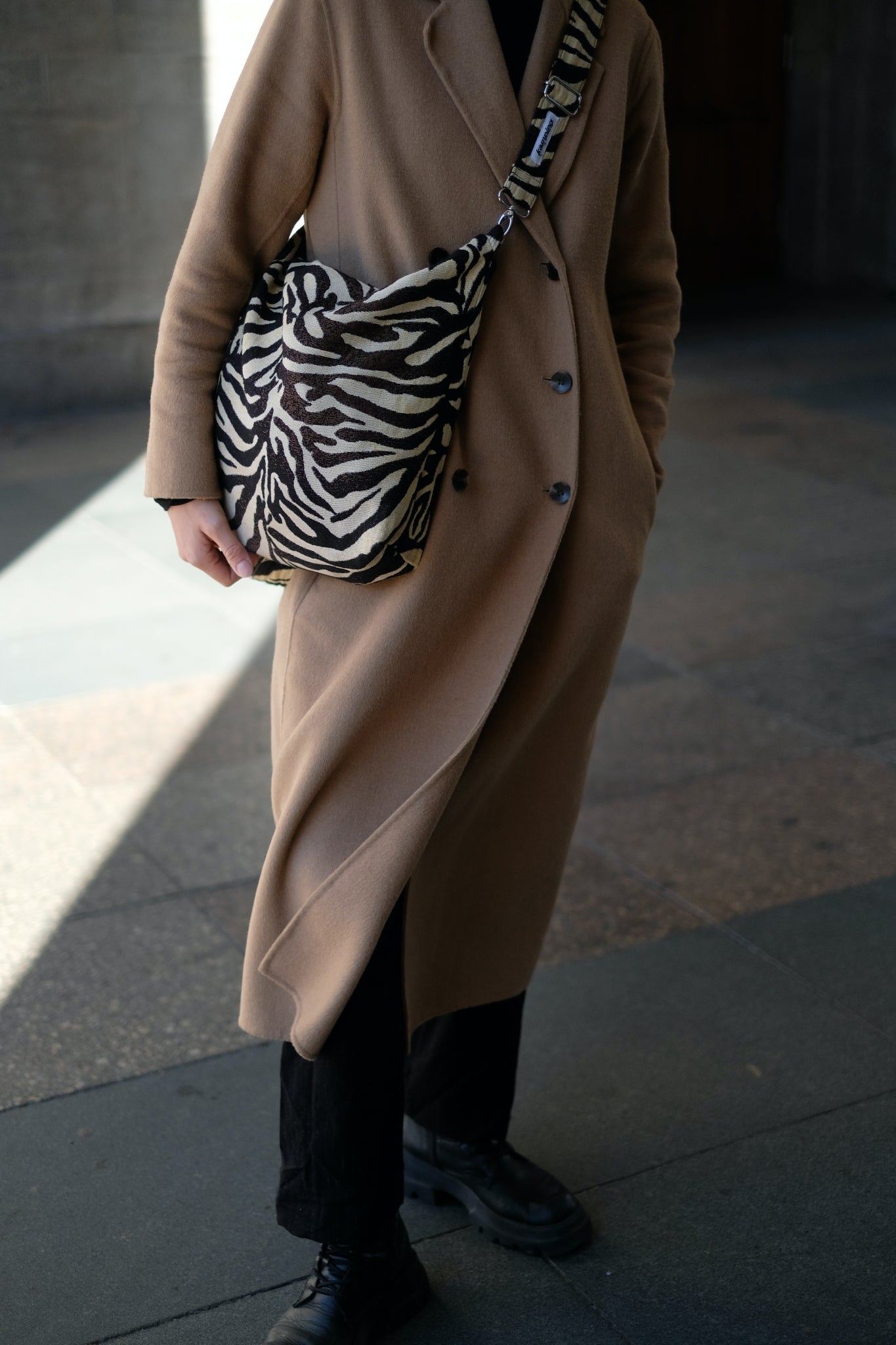 Kamping Studios Shopper zebra-muster, am Model, mit Schultergurt 4