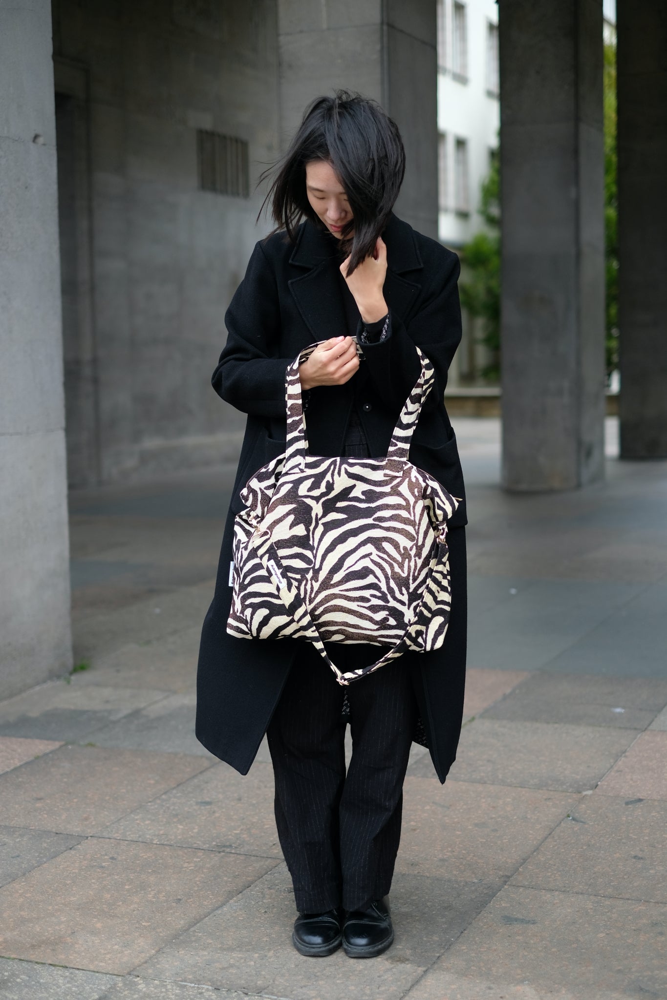 Kamping Studios Shopper zebra-muster, am Model 1