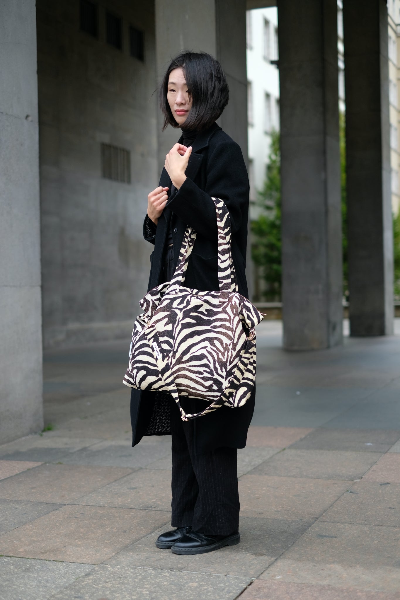 Kamping Studios Shopper zebra-muster, am Model 2