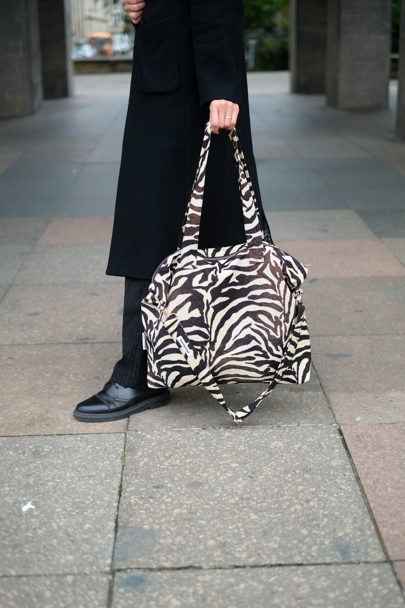 Kamping Studios Shopper zebra-muster, am Model 3