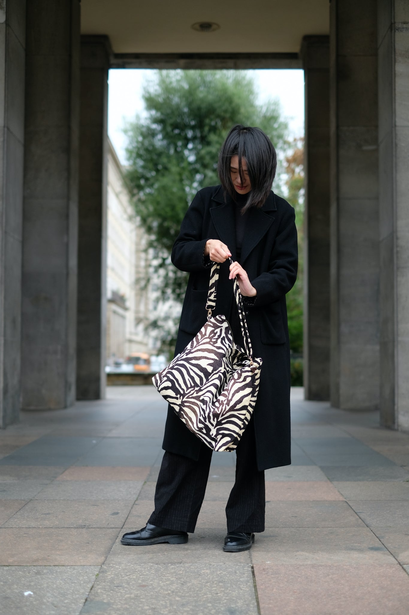 Kamping Studios Shopper zebra-muster, am Model, mit Schultergurt